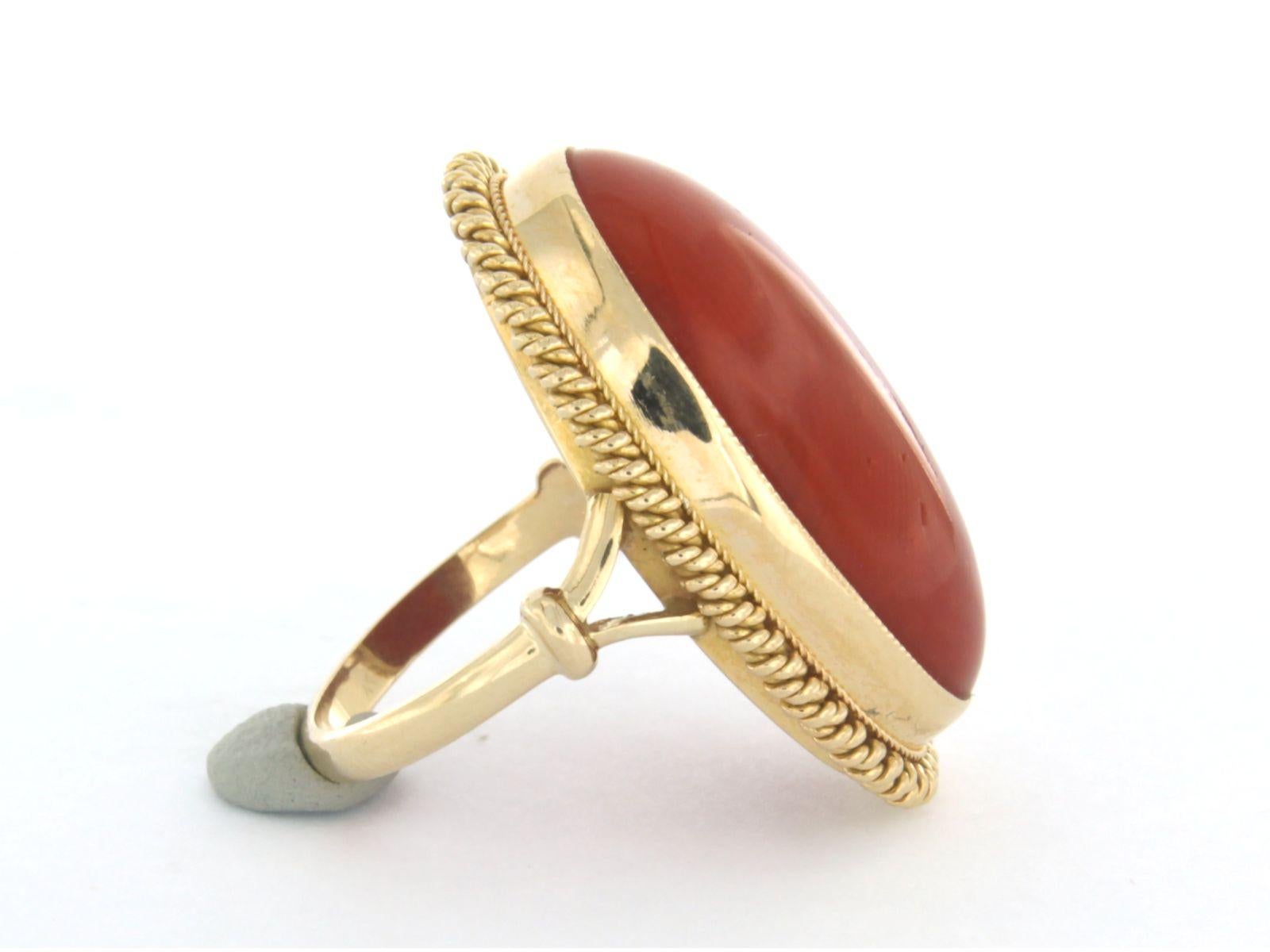 Cabochon Anello in oro giallo 18k con corallo - 9,3 grammi - misura US 6.5 - EU 17 (53) in vendita