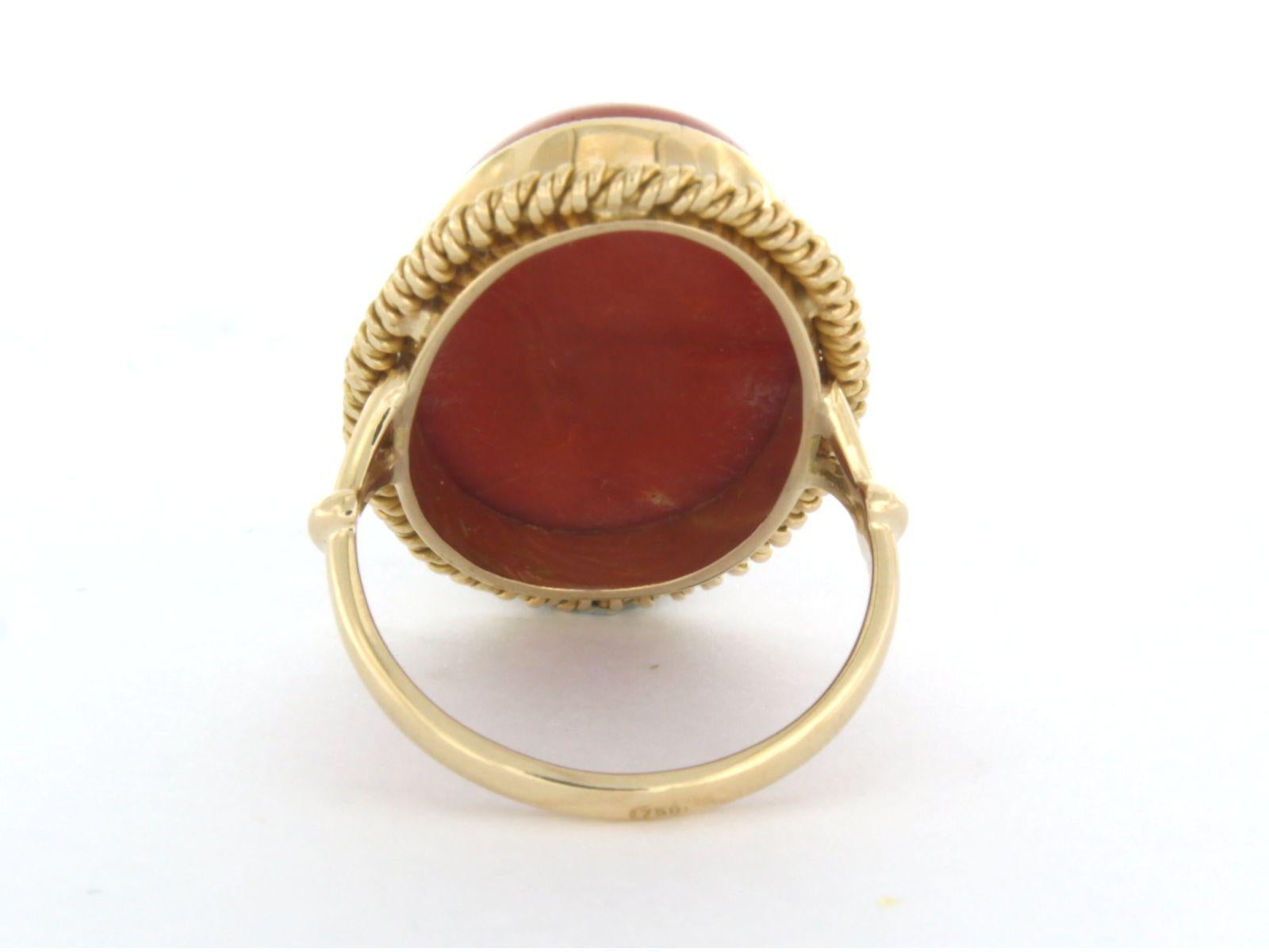 Anello in oro giallo 18k con corallo - 9,3 grammi - misura US 6.5 - EU 17 (53) In condizioni ottime in vendita a The Hague, ZH