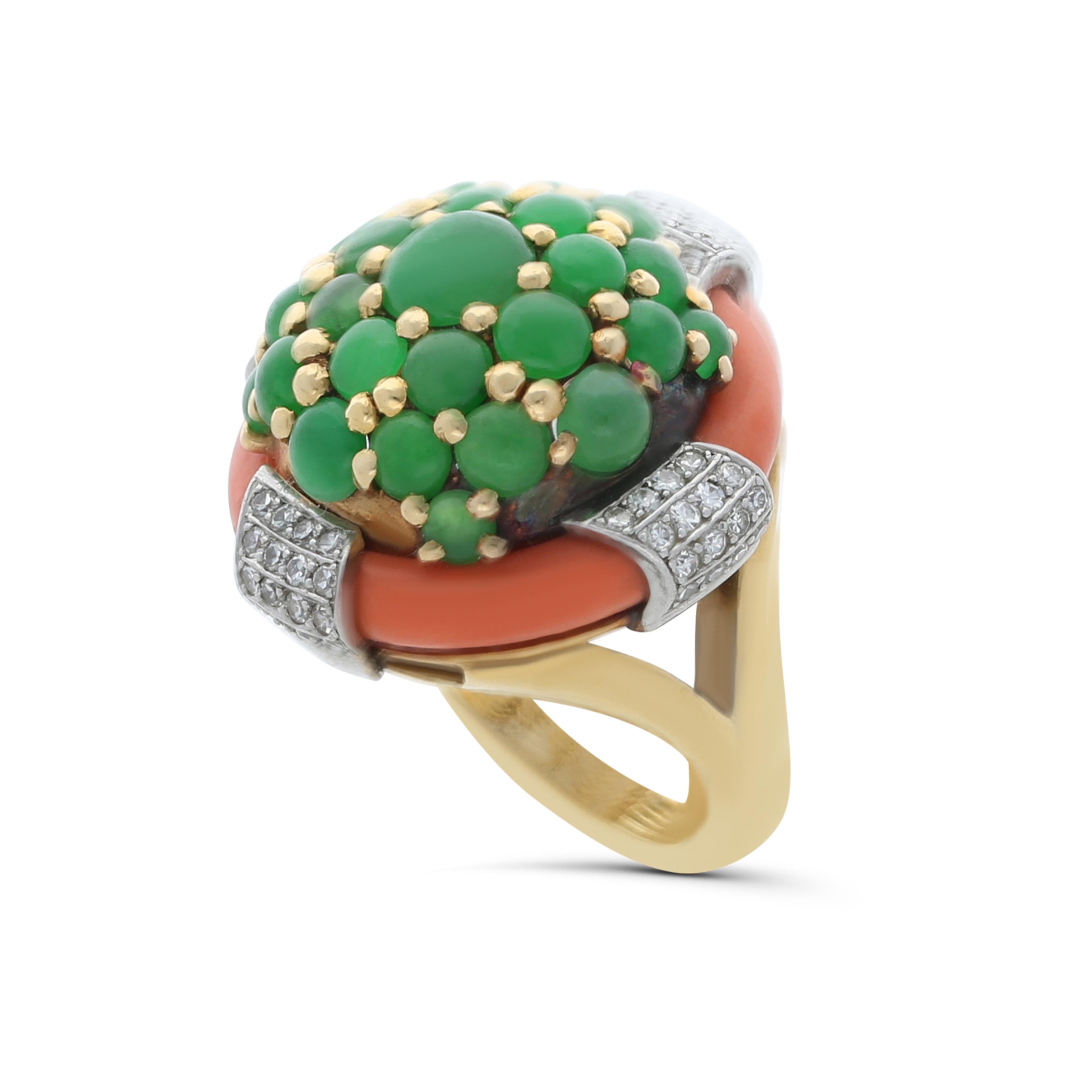 Cabochon Anello in oro giallo 18 carati con diamanti e pietre di giada in vendita
