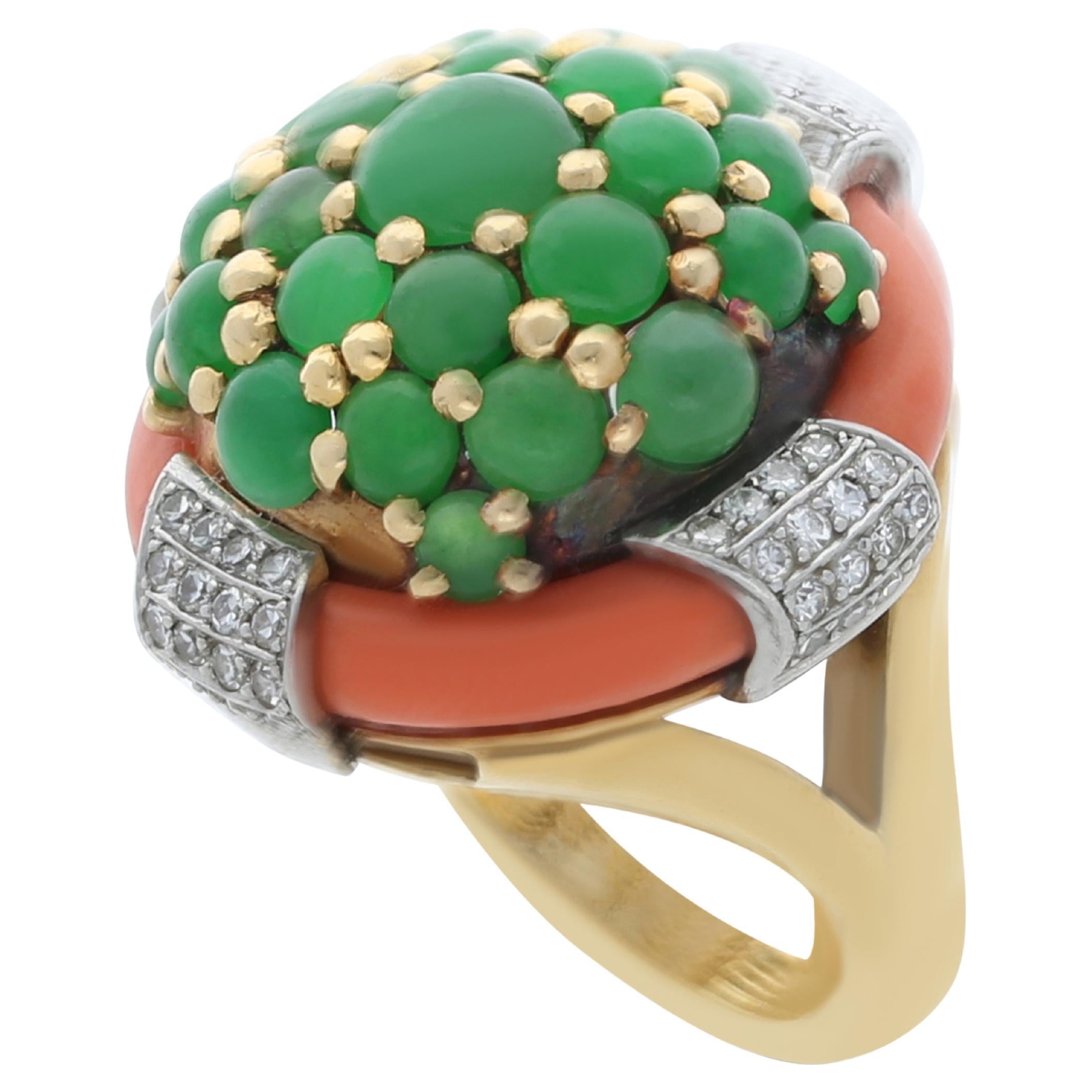 Anillo de oro amarillo de 18 quilates engastado con diamantes y piedras de jade