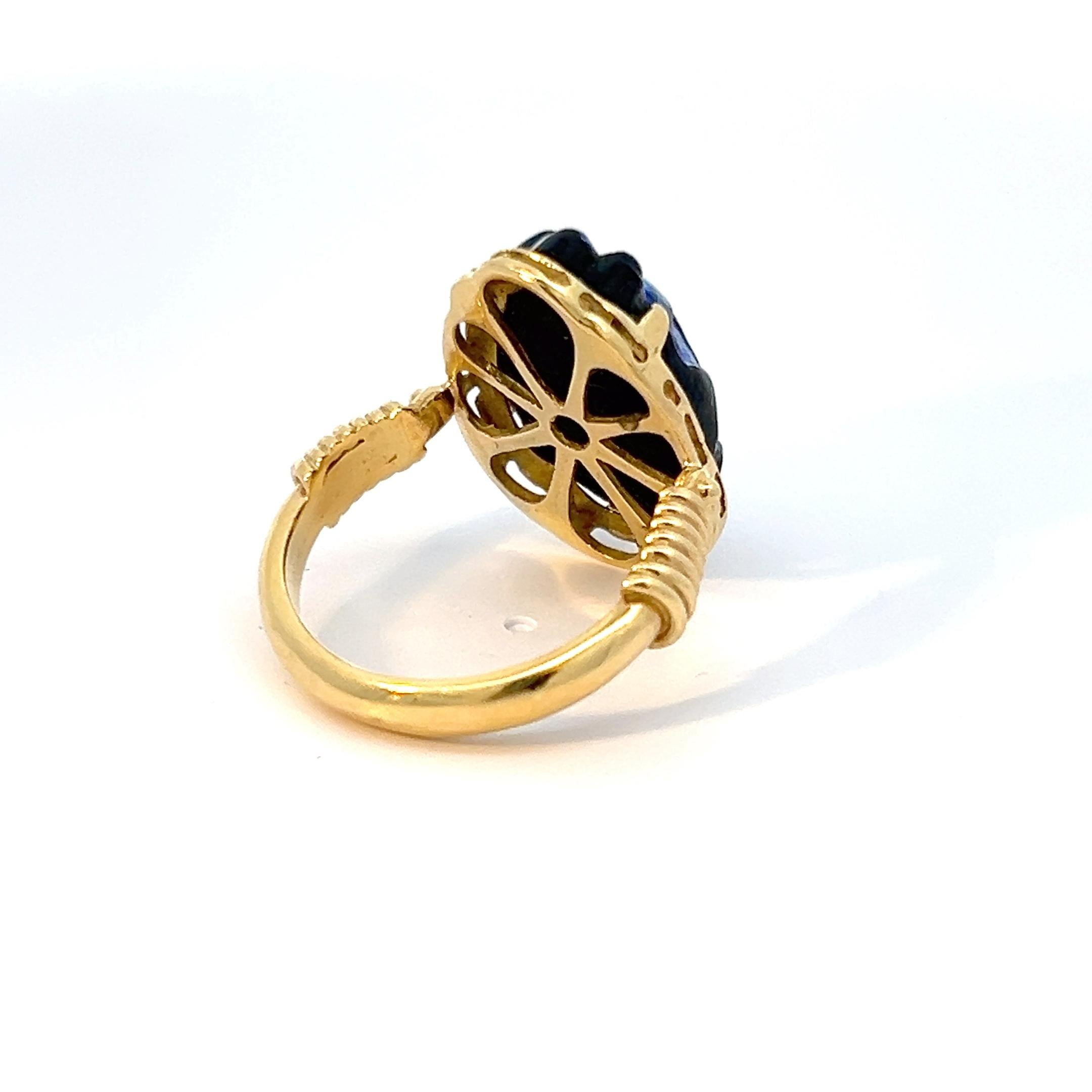 Deléitate con el encanto intemporal del lujo con este exquisito anillo de oro amarillo de 18 quilates, adornado con un raro escarabajo vintage de cristal azul cobalto Tiffany Favrile diseñado por la renombrada artista Lois Sasson. Un verdadero