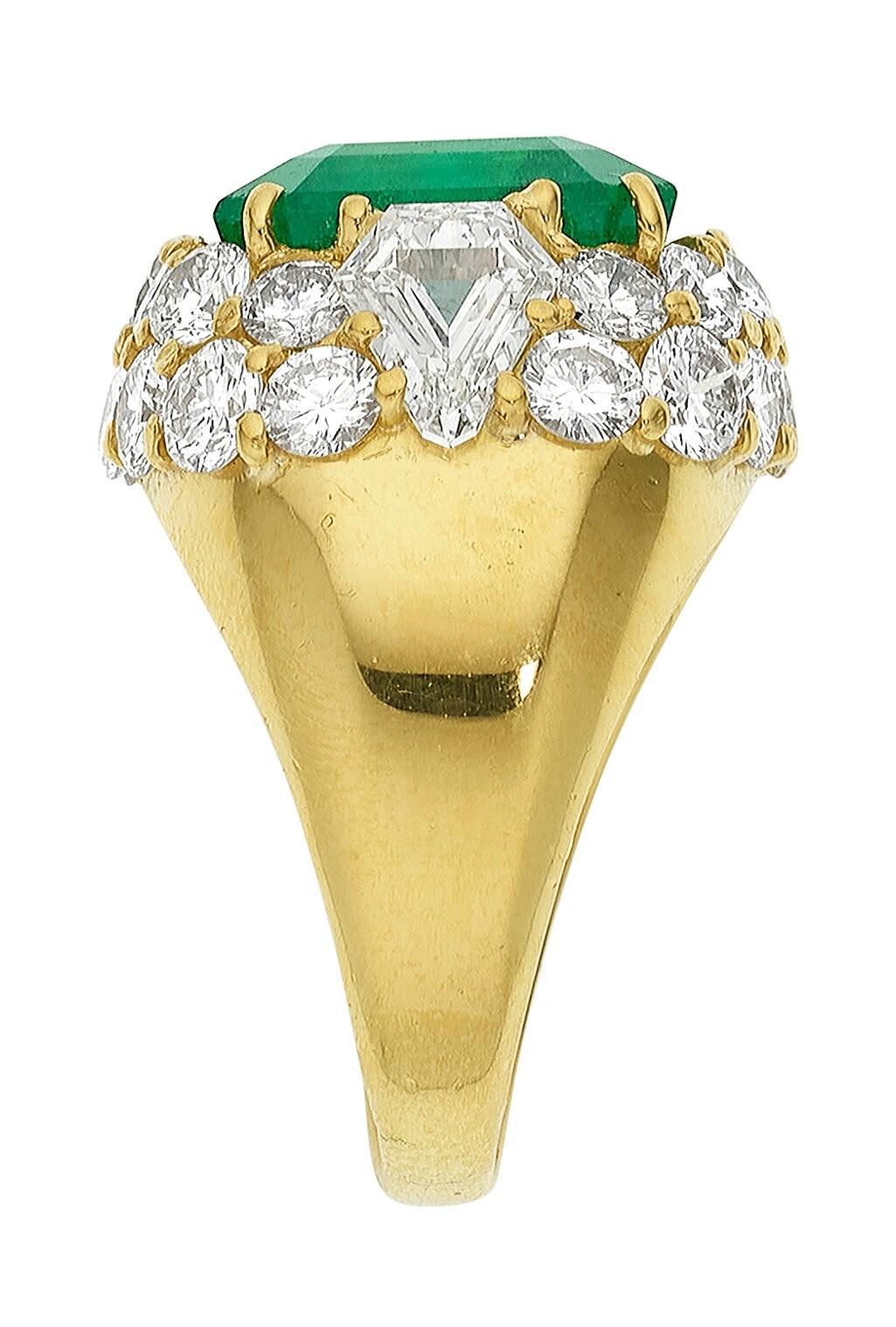 Modern 18k Yellow Gold Ring W/10.28 Carat Emerald and Diamonds - Size 8 For Sale