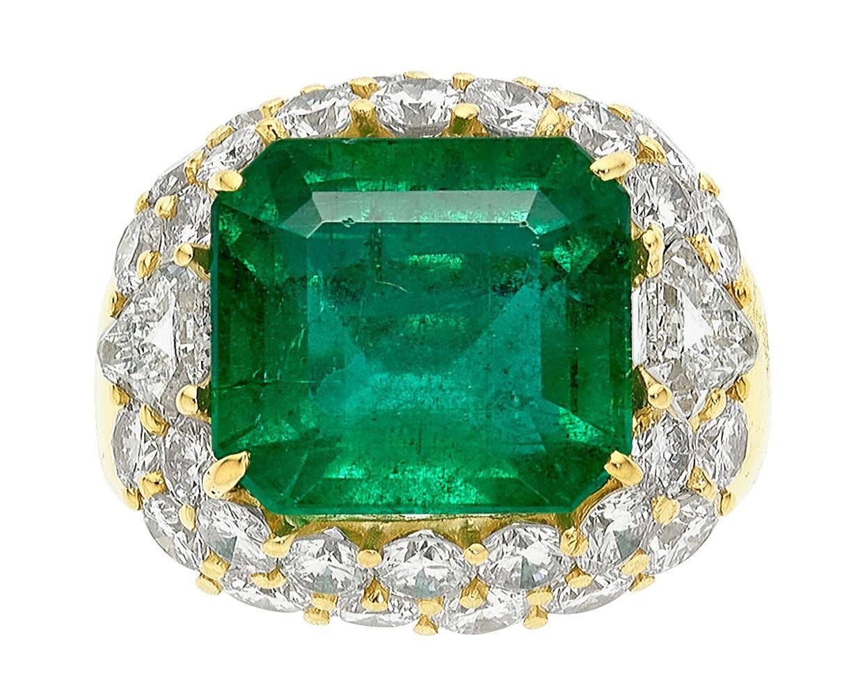 Women's or Men's 18k Yellow Gold Ring W/10.28 Carat Emerald and Diamonds - Size 8 For Sale
