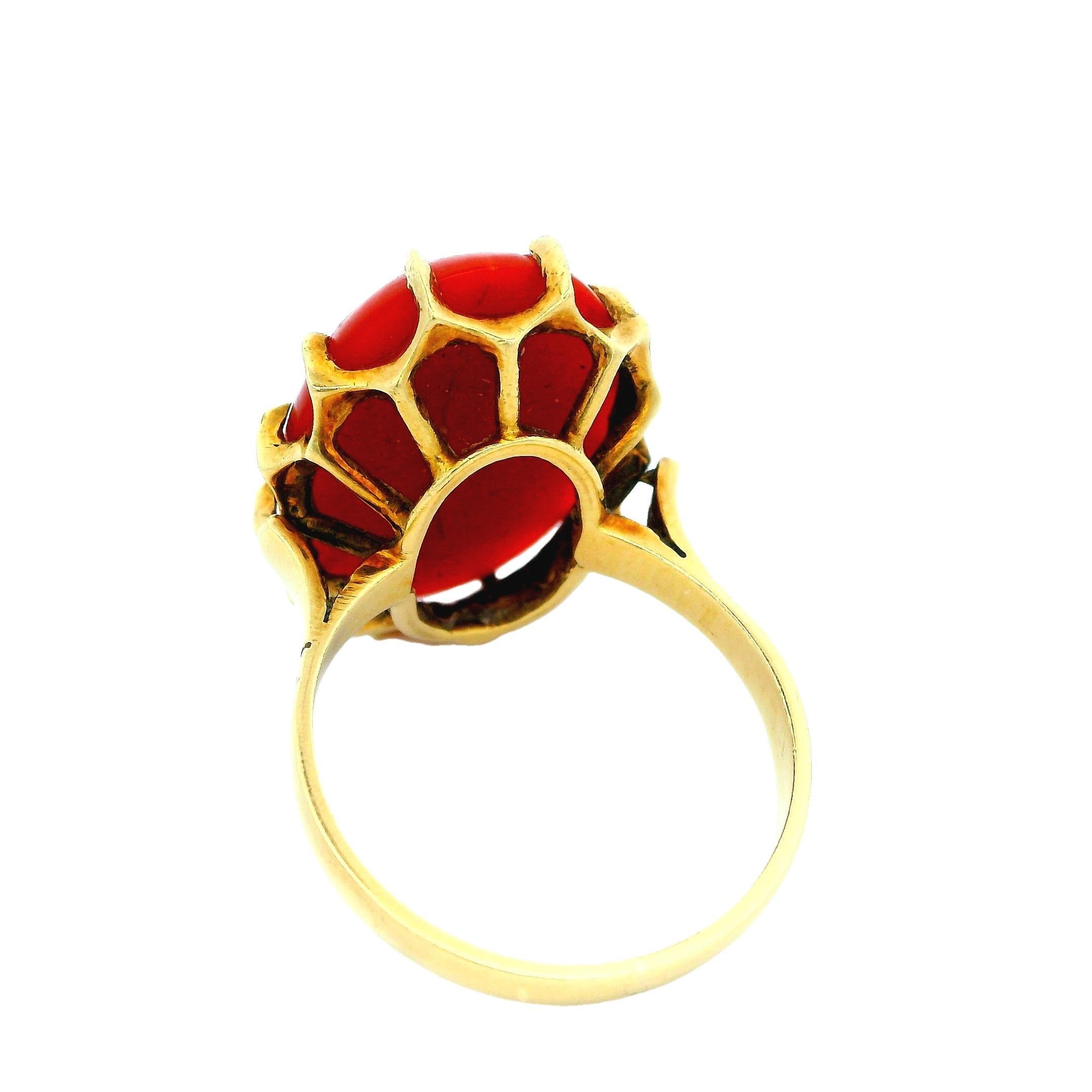 18K Yellow Gold Ring W/10Ct Coral In Excellent Condition For Sale In Great Neck Plaza, NY