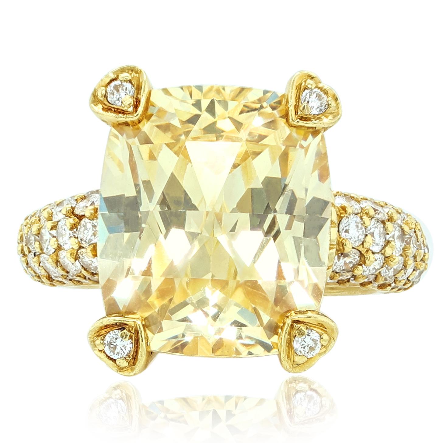 18k Yellow Gold Ring with 1.00cts Diamonds and 12.00cts Citrine In New Condition For Sale In New York, NY