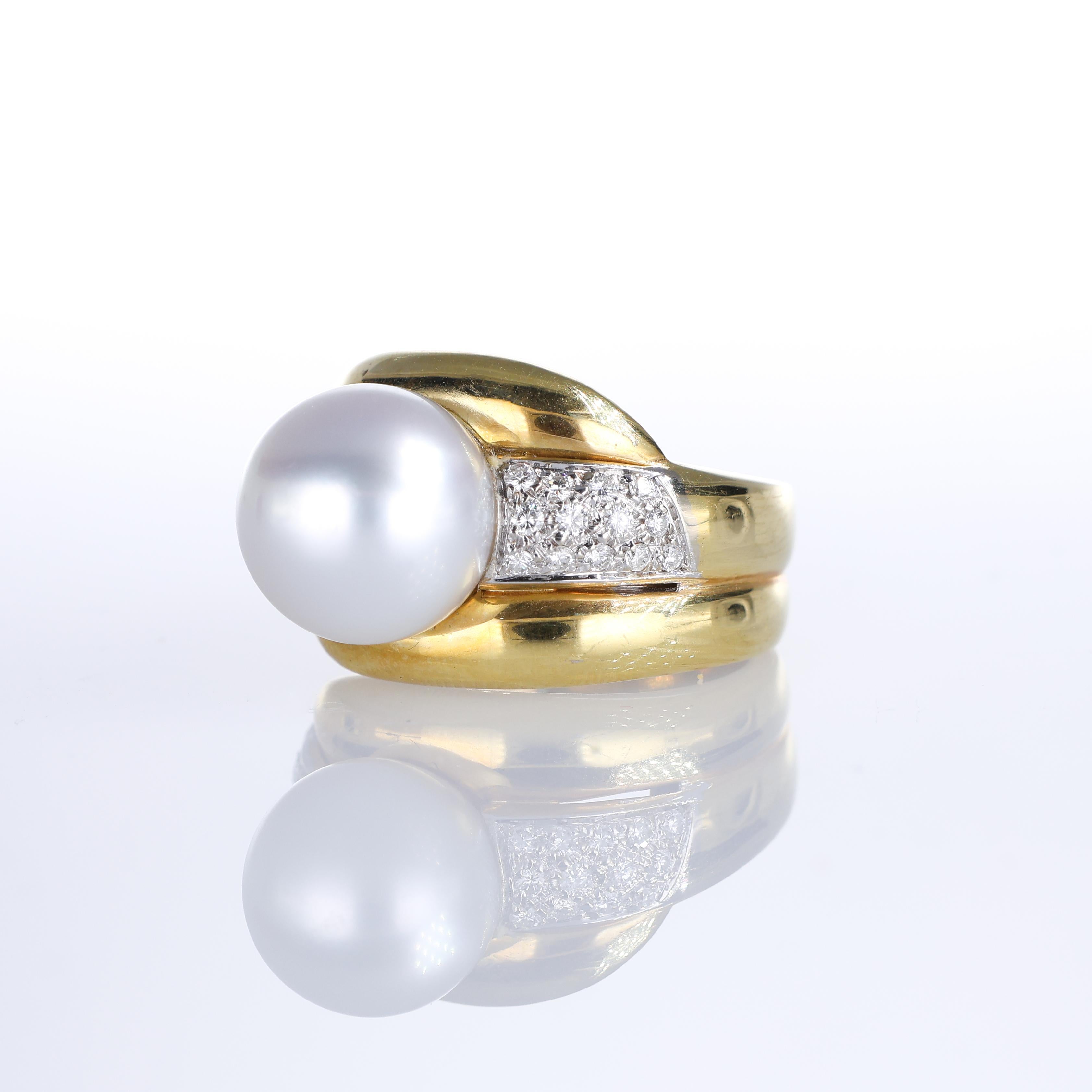 18K Yellow Gold Ring with 10mm Pearl and Pave Diamonds In New Condition For Sale In Bergamo, BG