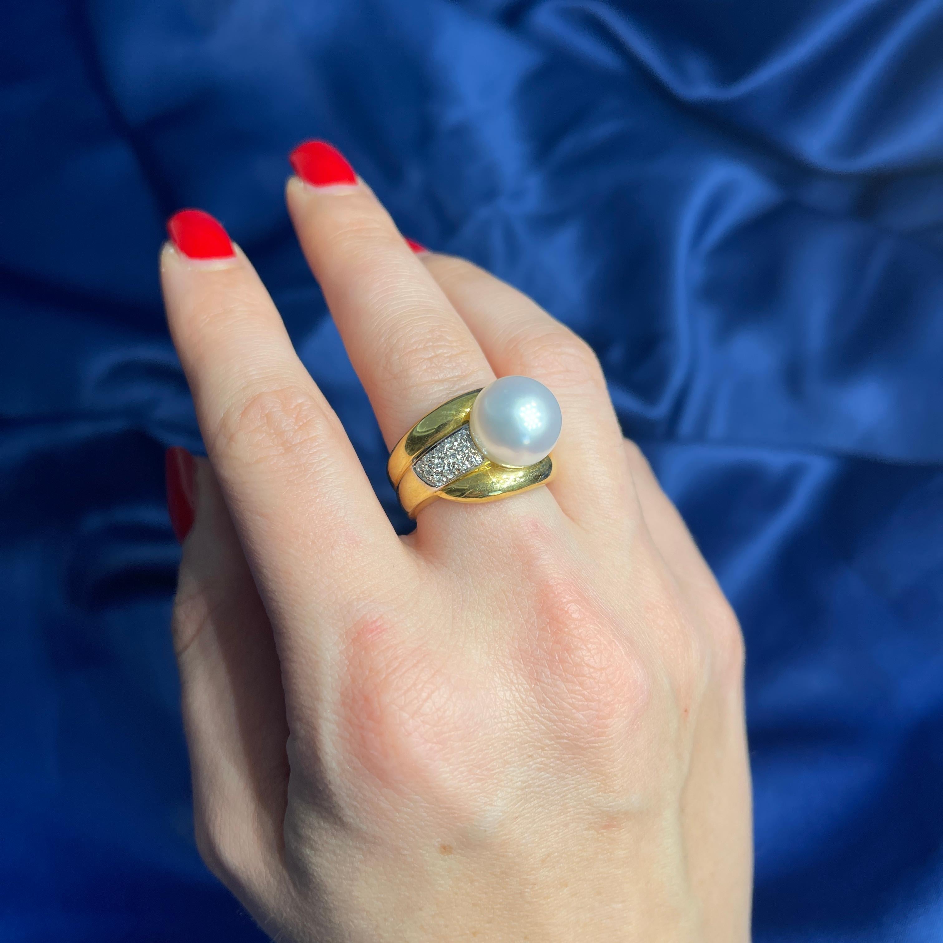 18K Yellow Gold Ring with 10mm Pearl and Pave Diamonds For Sale 2