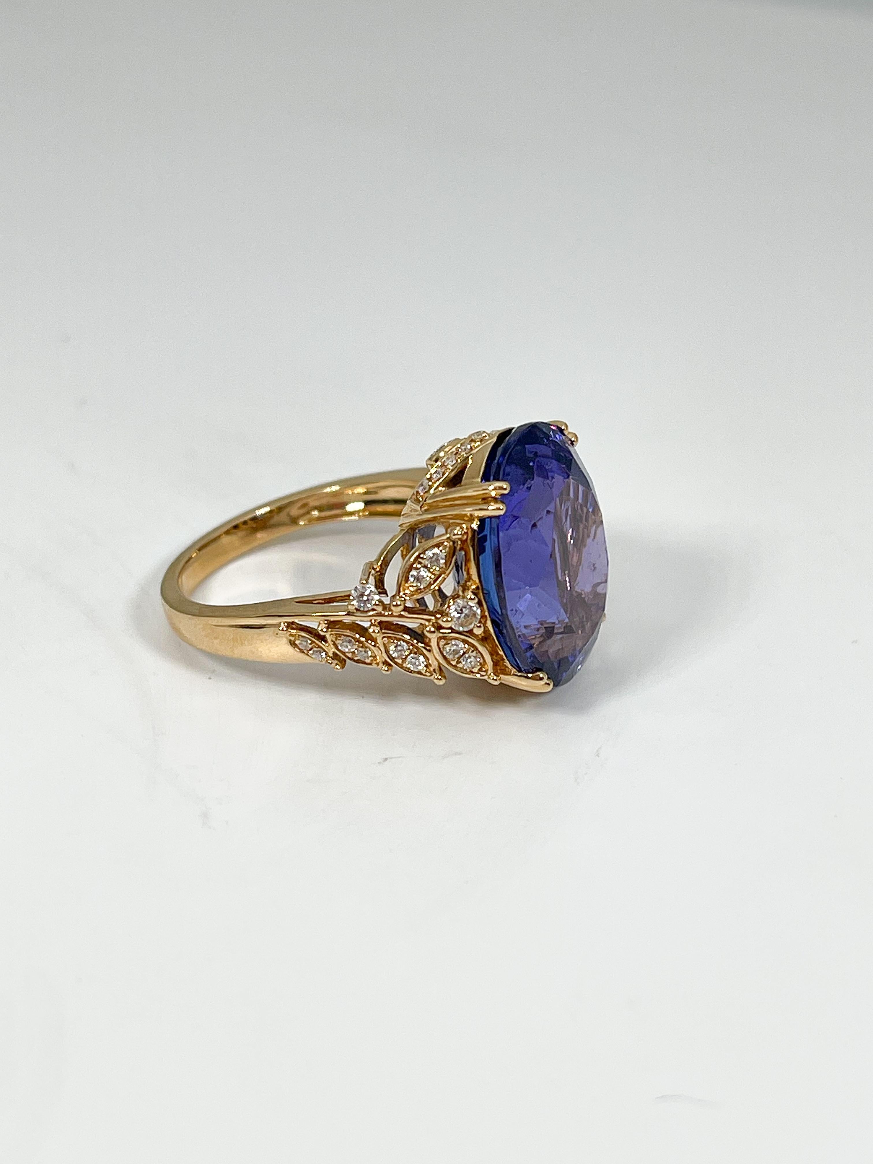 18K Yellow Gold Ring with 13.94 CT Tanzanite and .28 CTW Diamonds In Good Condition For Sale In Stuart, FL
