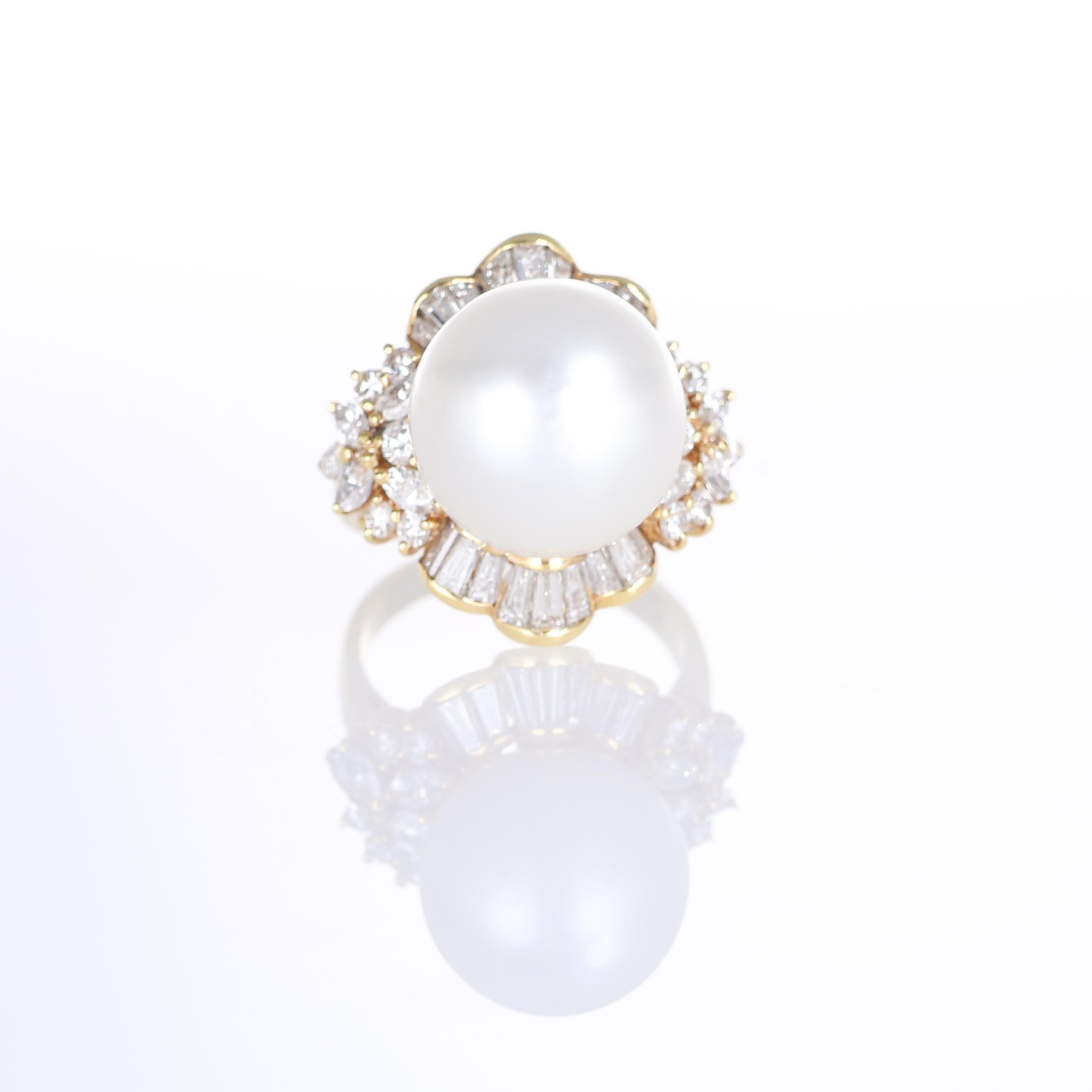 18k Yellow Gold Ring with 15mm Central Pearl and Diamond Halo In New Condition For Sale In Bergamo, BG