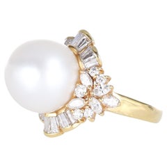 Anello in oro giallo 18k con perla centrale da 15 mm e diamante a raggiera