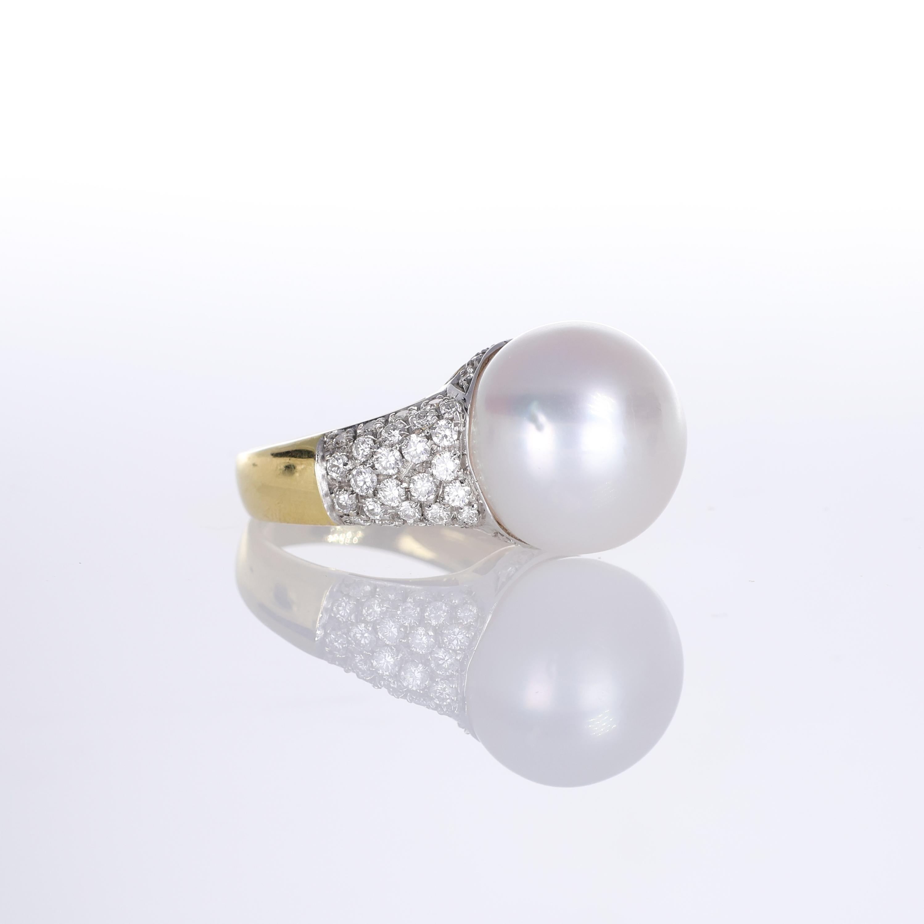 18k Yellow Gold Ring with 15mm White Pearl and Pavé Diamonds In New Condition For Sale In Bergamo, BG