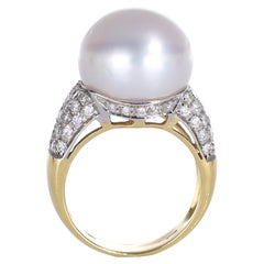 Anello in oro giallo 18k con perla bianca da 15 mm e pavé di diamanti
