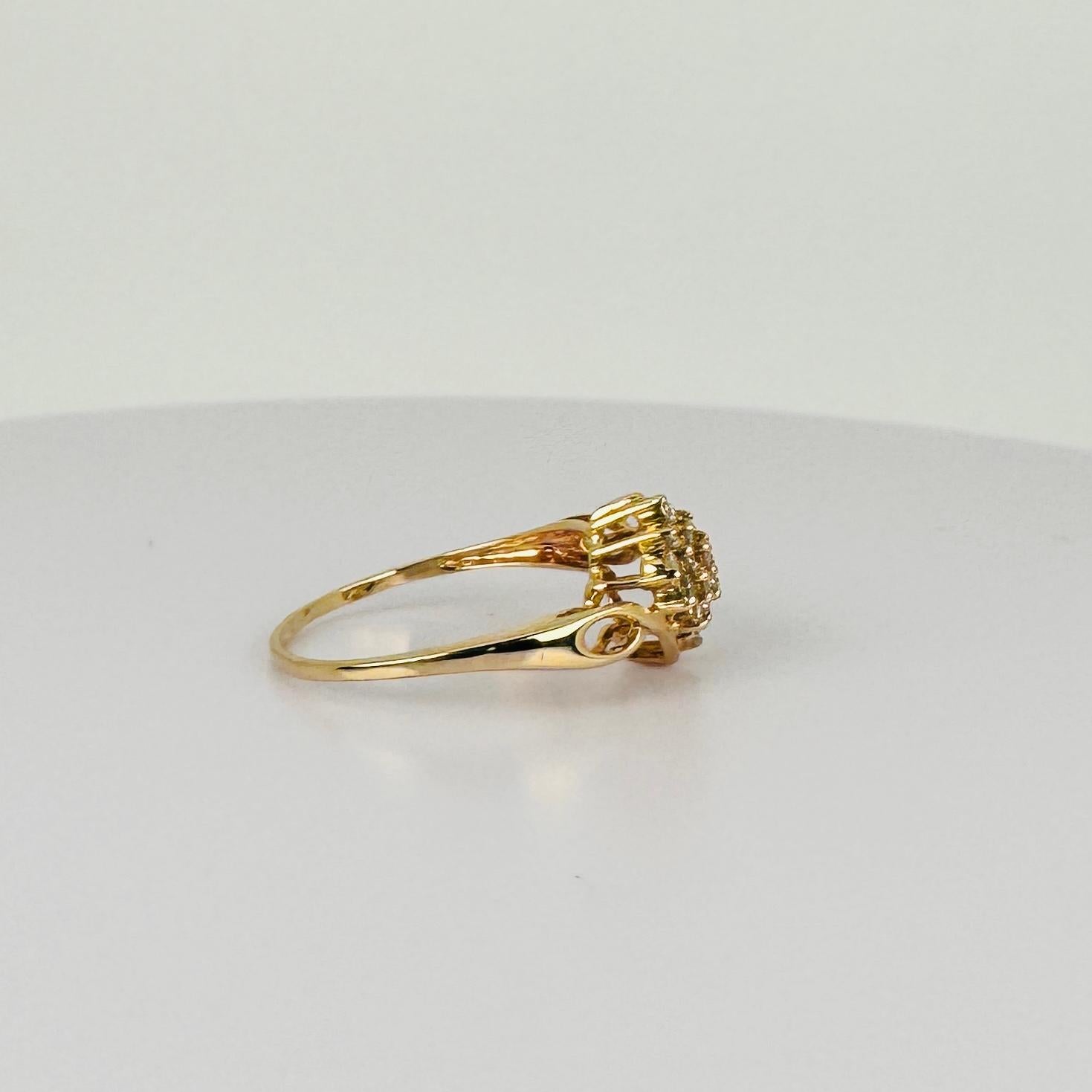 Bague en or jaune 18k avec 17 diamants taille brillant VVSI - 0,12 carat en vente 4