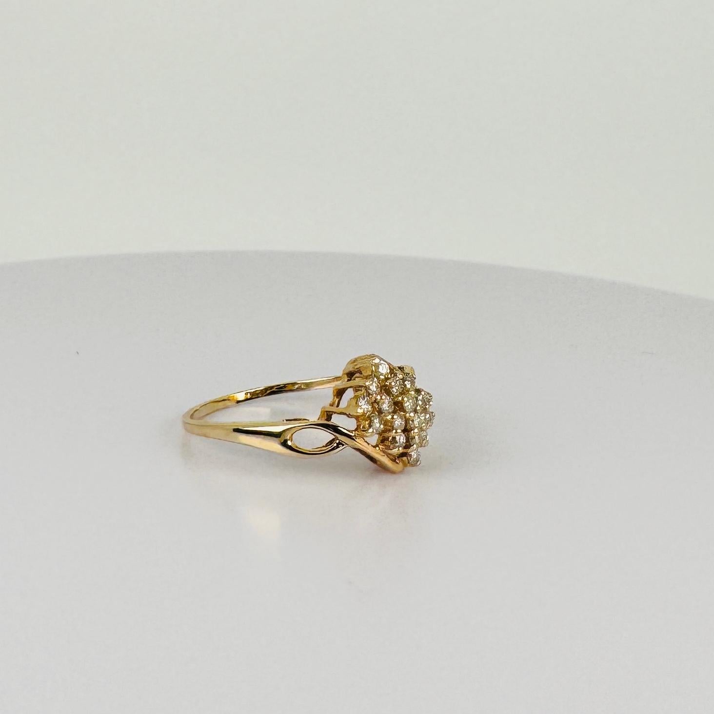 Bague en or jaune 18k avec 17 diamants taille brillant VVSI - 0,12 carat en vente 5