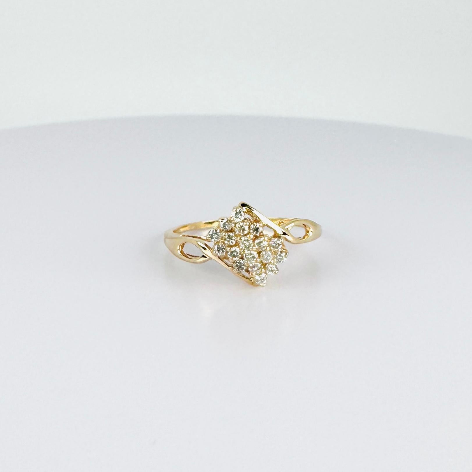 Bague en or jaune 18k avec 17 diamants taille brillant VVSI - 0,12 carat. Admirez le design et l'élégance de ce bijou serti de diamants de taille brillante. Cette bague est fabriquée en acier 18 carats.  en or jaune et contient 17 diamants de taille