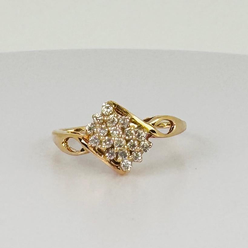 Bague en or jaune 18k avec 17 diamants taille brillant VVSI - 0,12 carat en vente 2