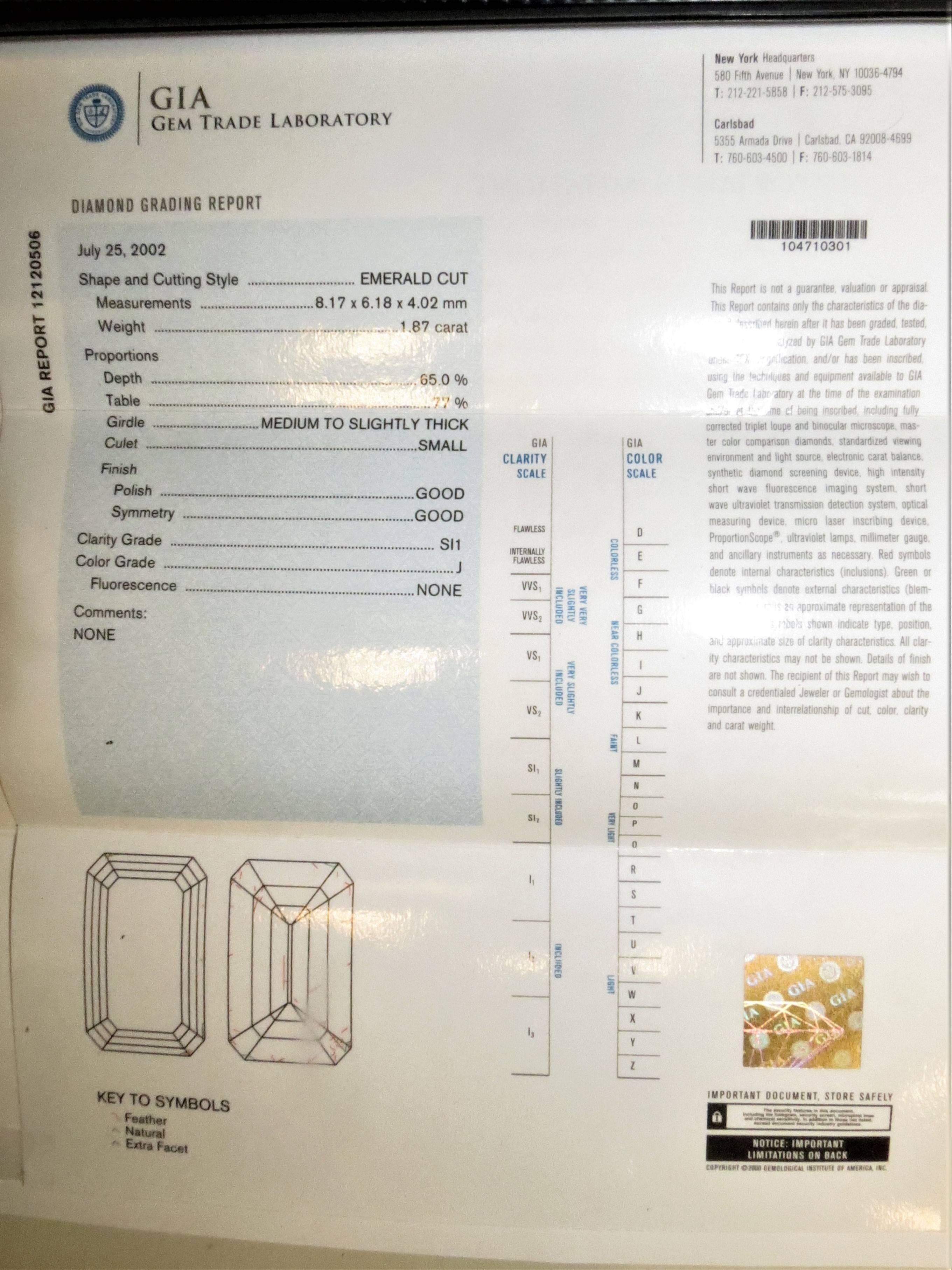 18 Karat Gelbgold Ring mit 1,87 Karat Diamanten im Smaragdschliff und Diamanten und Saphiren im Zustand „Hervorragend“ im Angebot in Chicago, IL