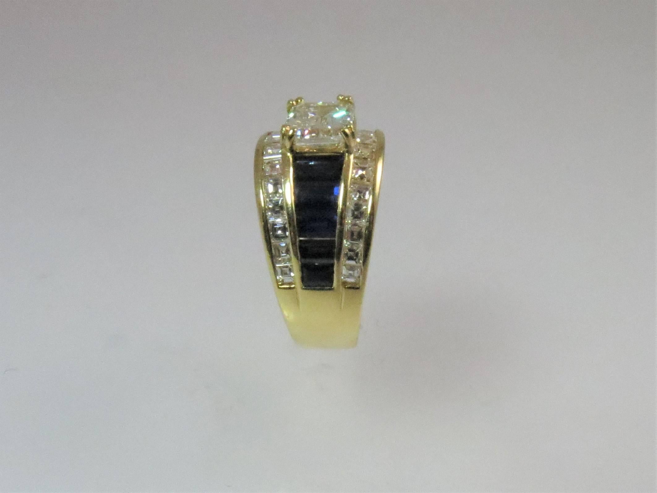 18 Karat Gelbgold Ring mit 1,87 Karat Diamanten im Smaragdschliff und Diamanten und Saphiren im Angebot 1