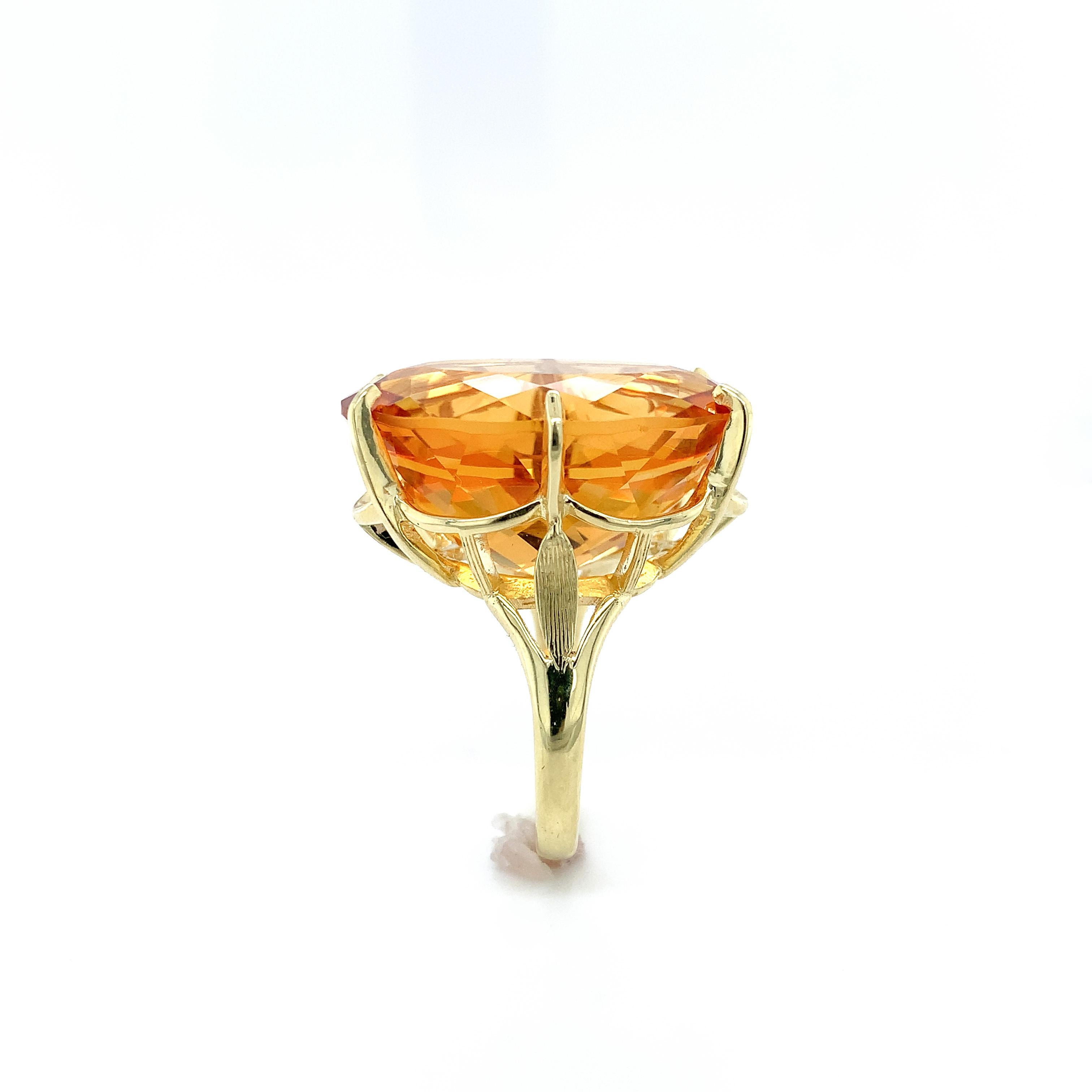 18K yellow gold Ring with a Huge 37 carat Citrine In Good Condition For Sale In Big Bend, WI