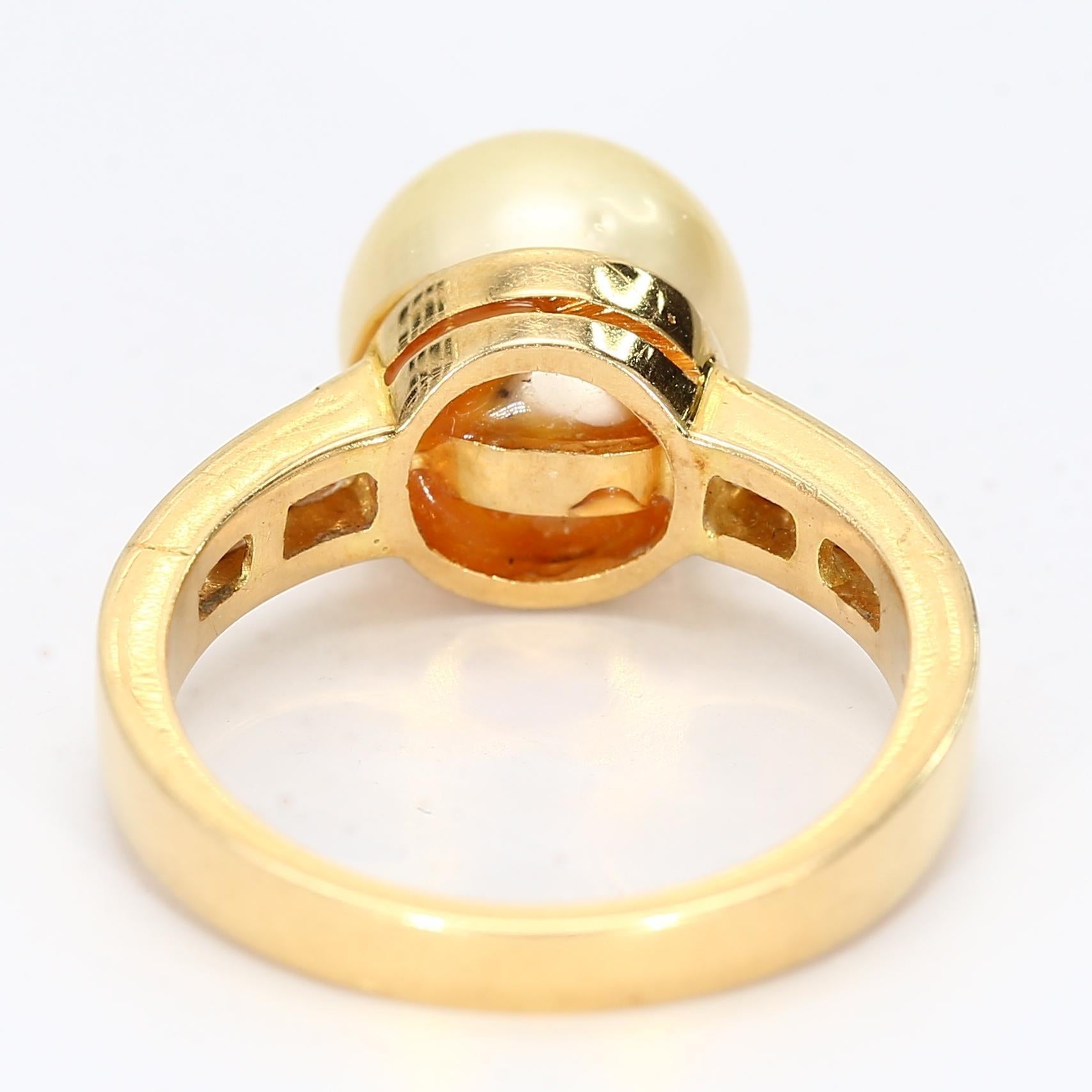 Grezzo Anello in oro giallo 18k con perla gialla e accenti di diamanti incastonati - 6,25 in vendita