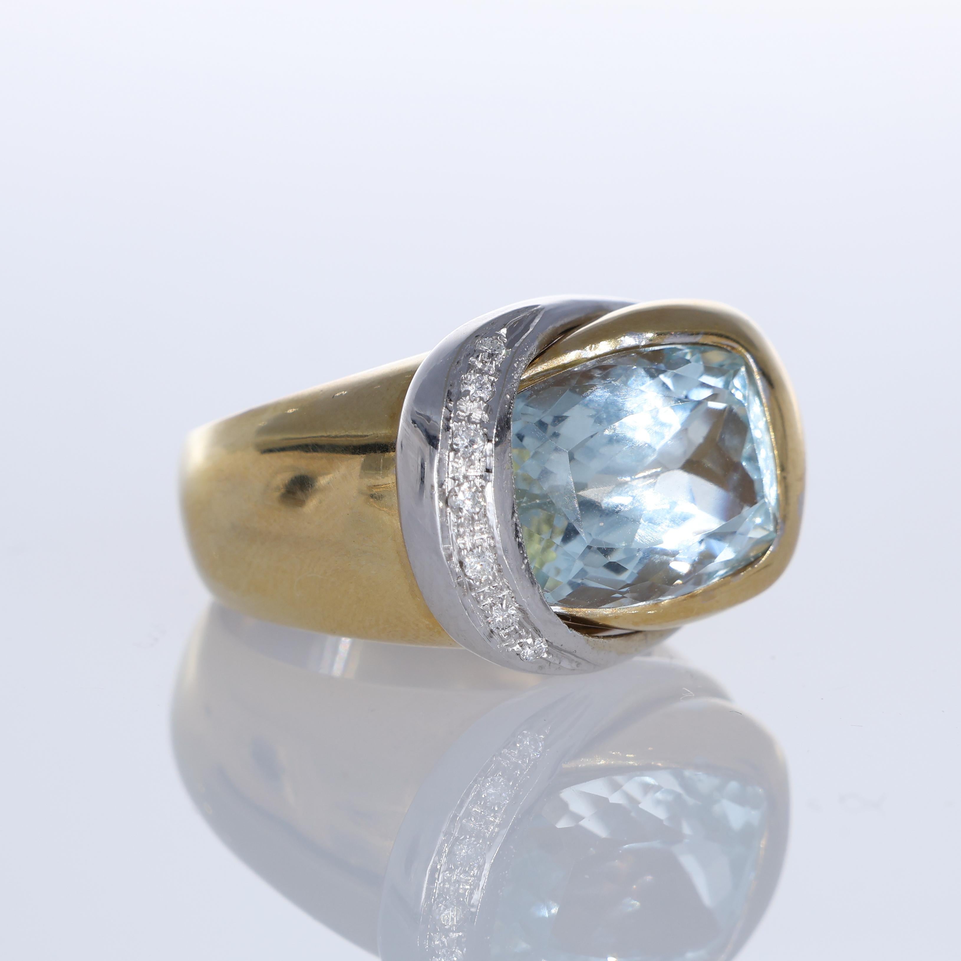 Brilliant Cut 18K Yellow Gold Ring with Aquamarine and Diamonds For Sale