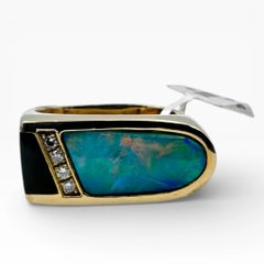 Bague en or jaune 18K avec opale australienne et diamants. (Taille 11.75)