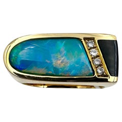 Bague en or jaune 18K avec opale australienne et diamants. (Taille 11.75)