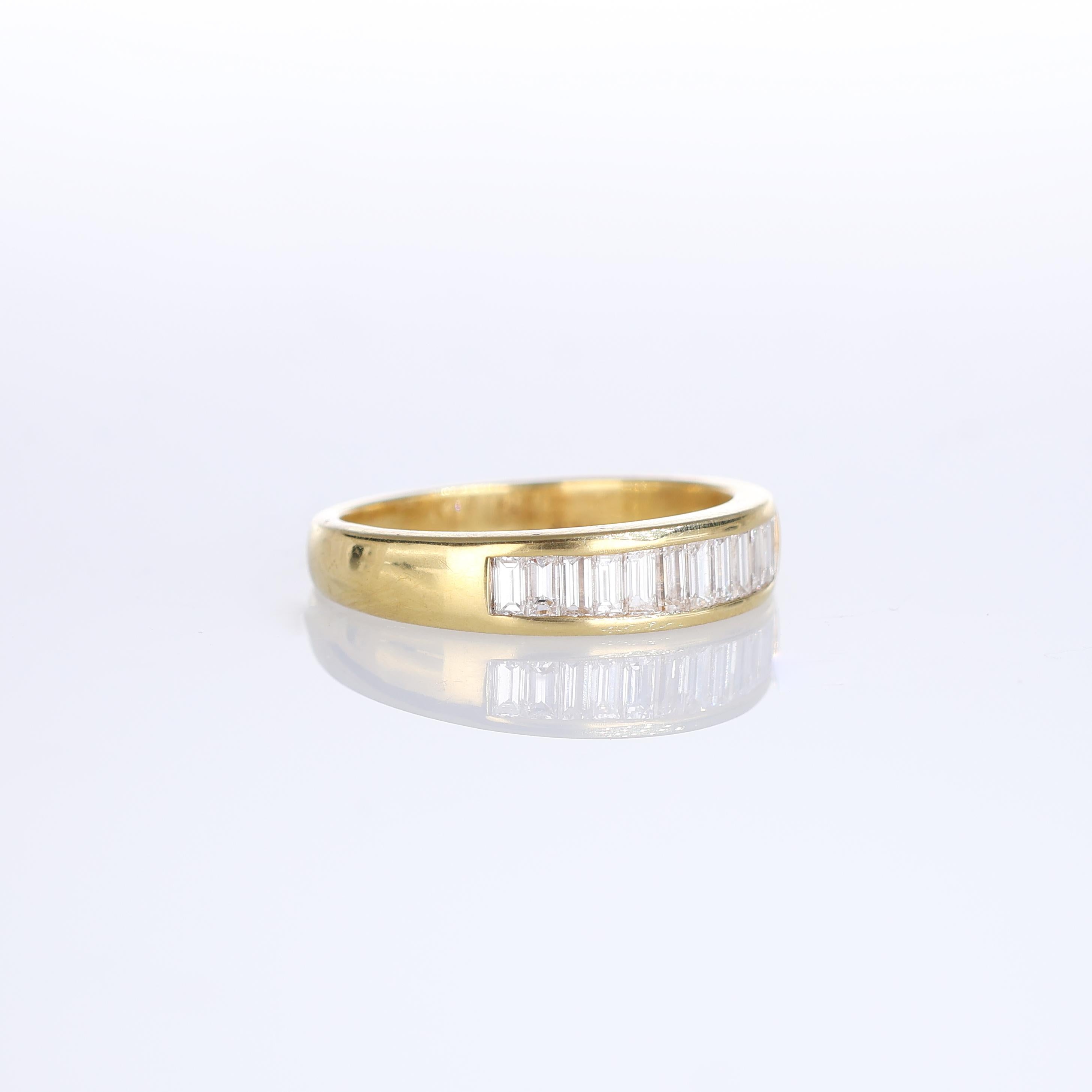 Brilliant Cut 18K Yellow Gold Ring with Baguette-Cut Diamonds For Sale