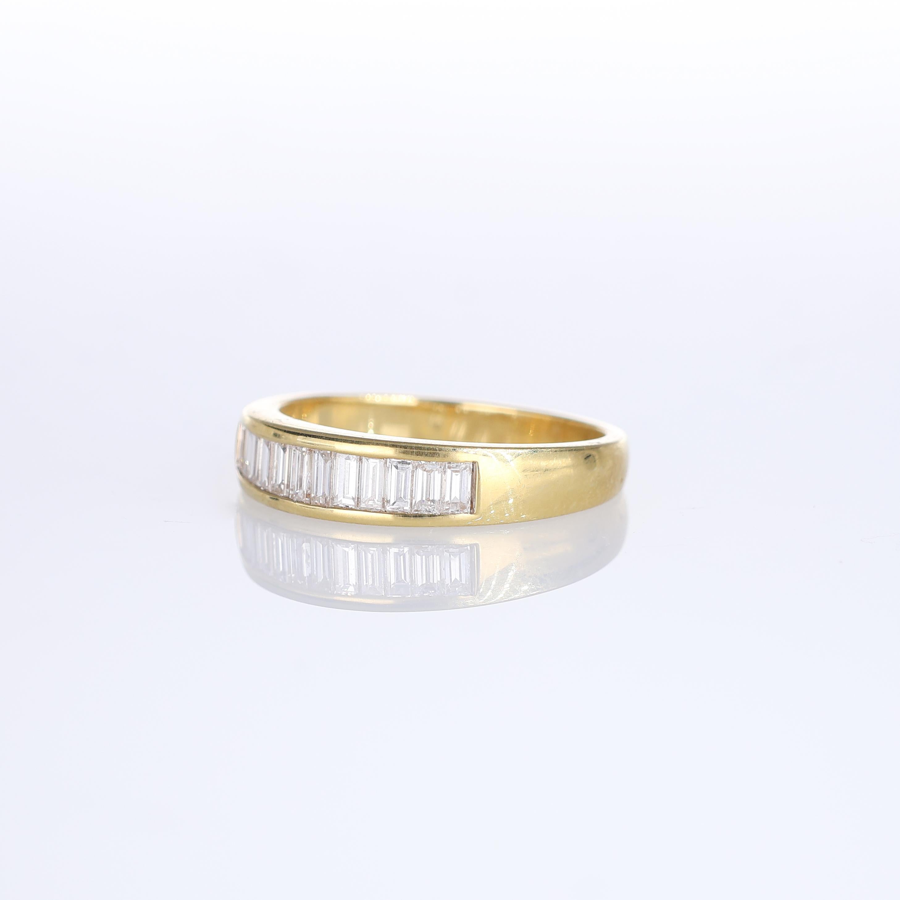 18K Yellow Gold Ring with Baguette-Cut Diamonds In New Condition For Sale In Bergamo, BG