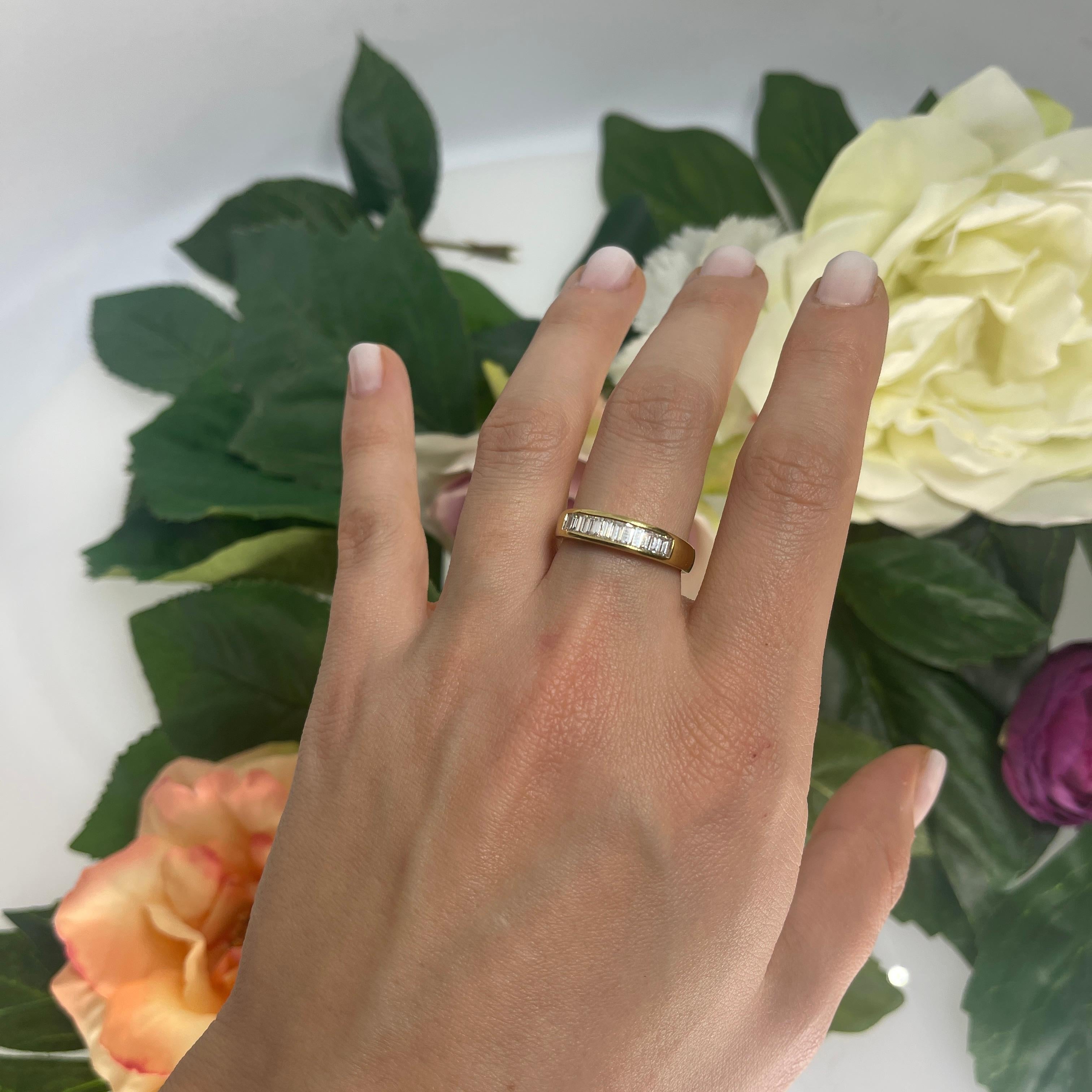 18K Yellow Gold Ring with Baguette-Cut Diamonds For Sale 1