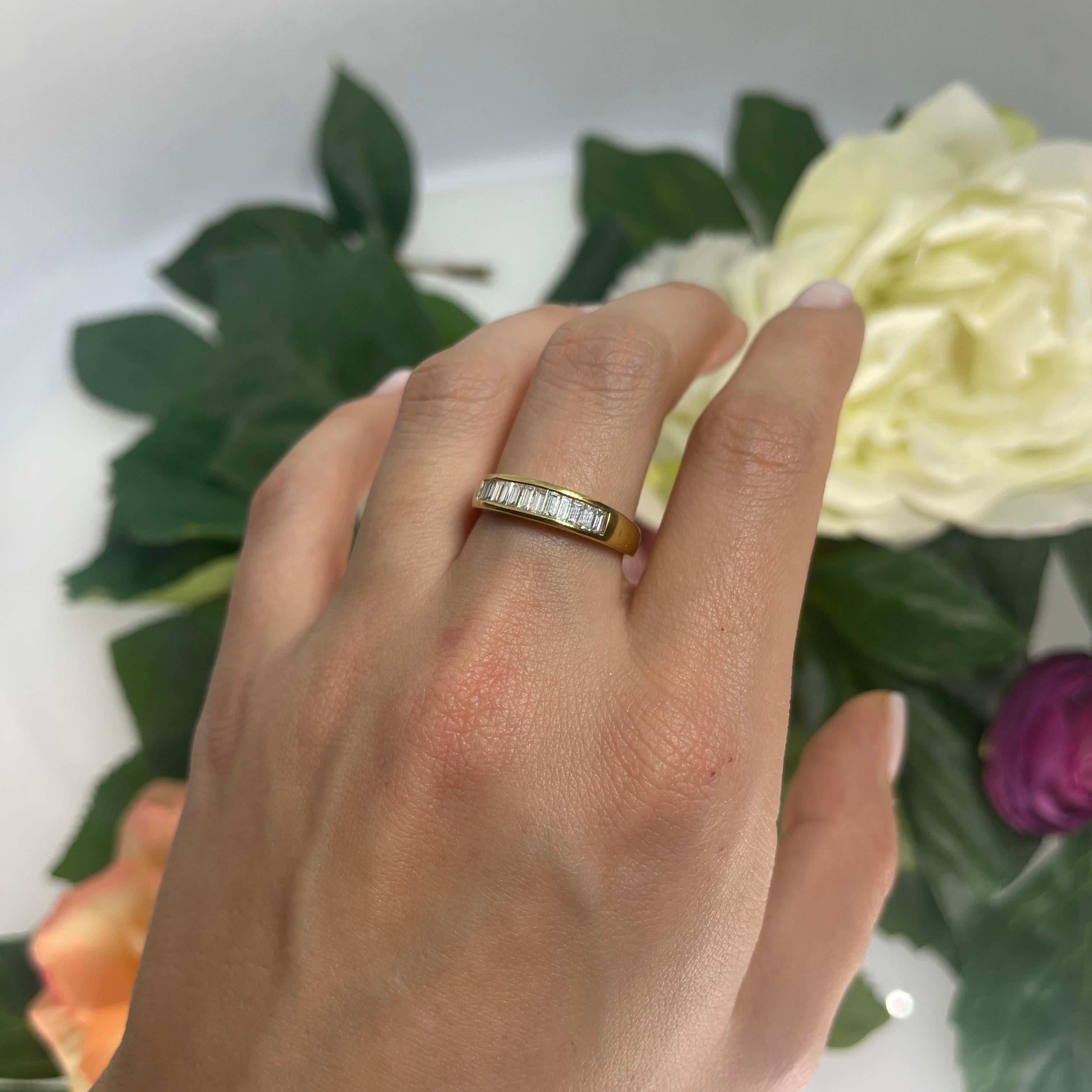 18K Yellow Gold Ring with Baguette-Cut Diamonds For Sale 2