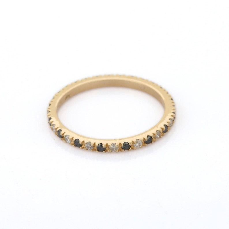18k Solid Yellow Gold Black and White Diamond Eternity Band Ring In New Condition In Houston, TX