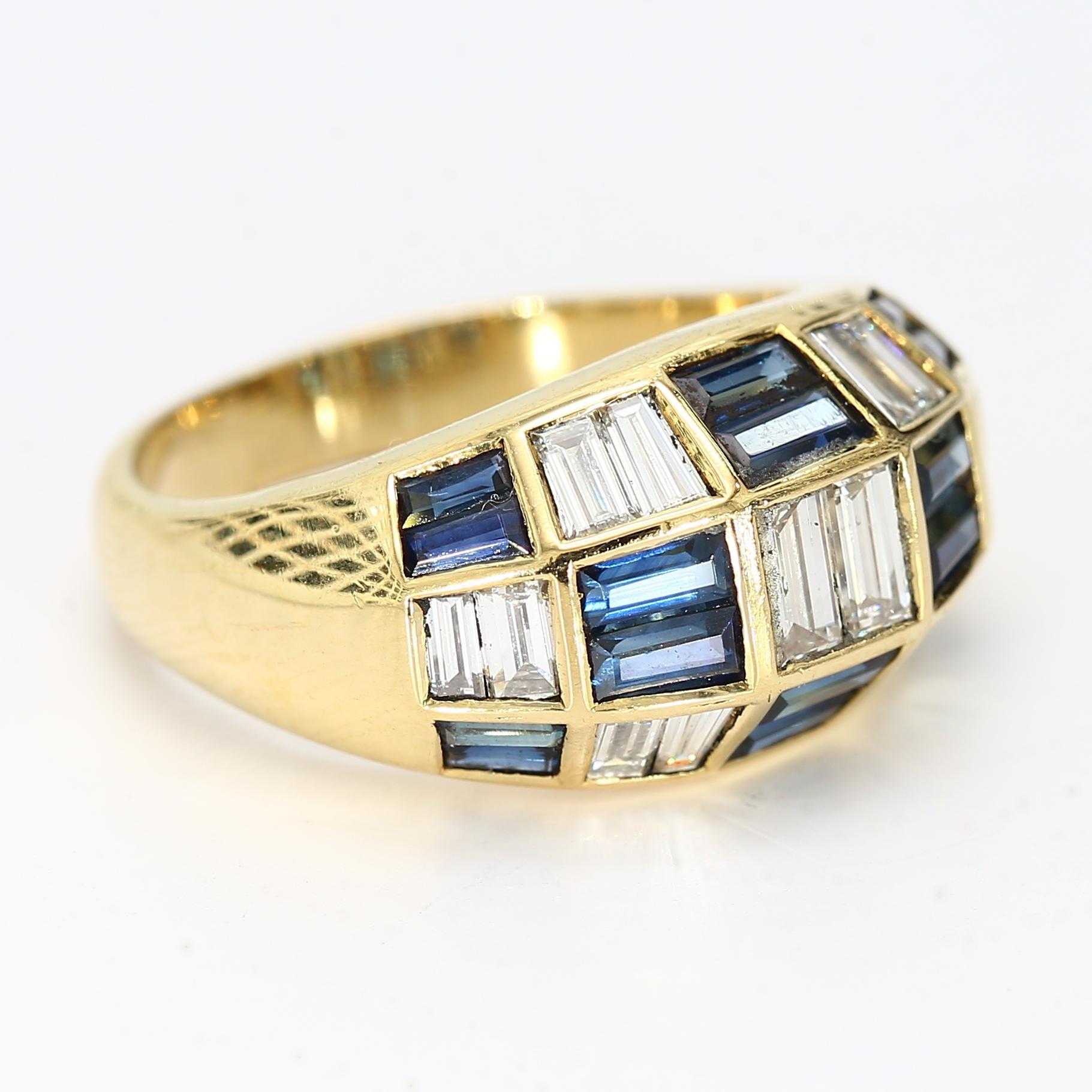 Cette bague en or jaune 18 carats présente un motif en damier composé de baguettes alternées de diamants et de saphirs bleus.

- Info pierre -
14x Baguettes de diamants SI1/E de différentes tailles
16x Baguettes de saphir bleu de différentes