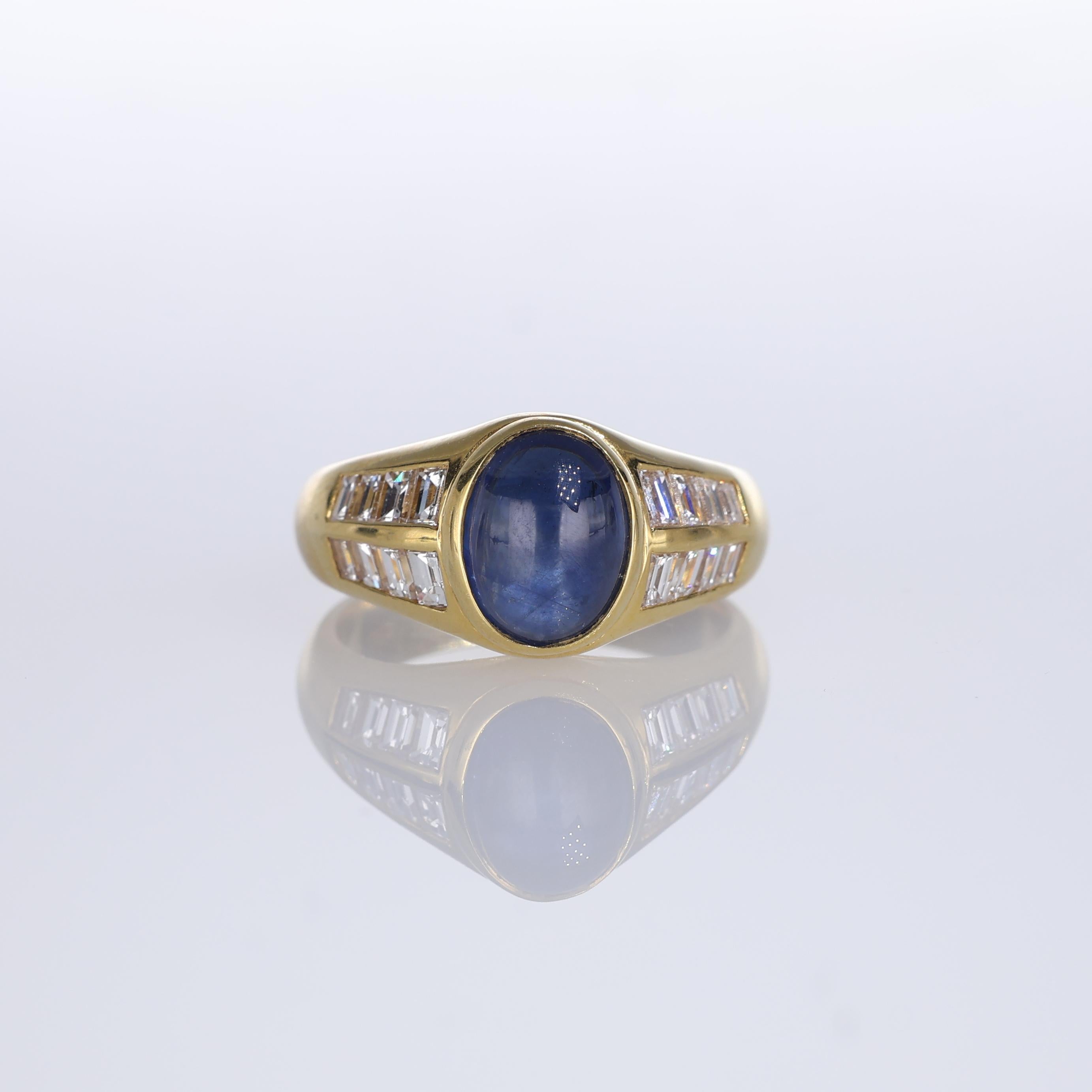 NOTA IMPORTANTE:
Non è previsto alcun costo aggiuntivo per questo ordine.
La spedizione e i dazi doganali sono completamente a nostro carico.
--------------------
Un sofisticato anello in oro giallo 18 carati con uno zaffiro cabochon centrale di