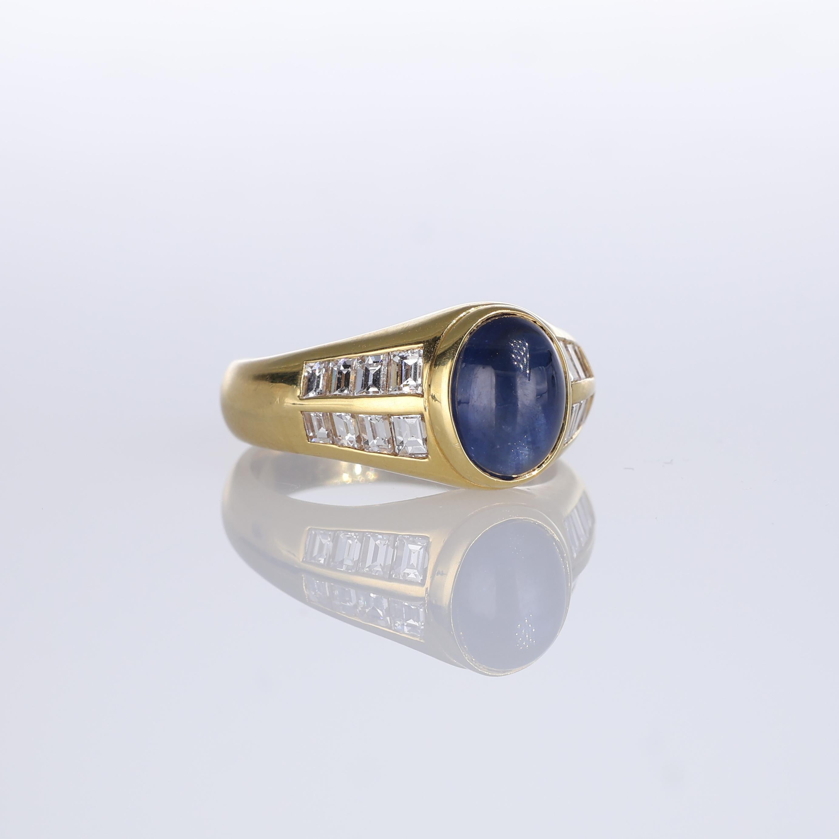 Taglio brillante Anello in oro giallo 18K con zaffiro cabochon e baguette di diamanti in vendita
