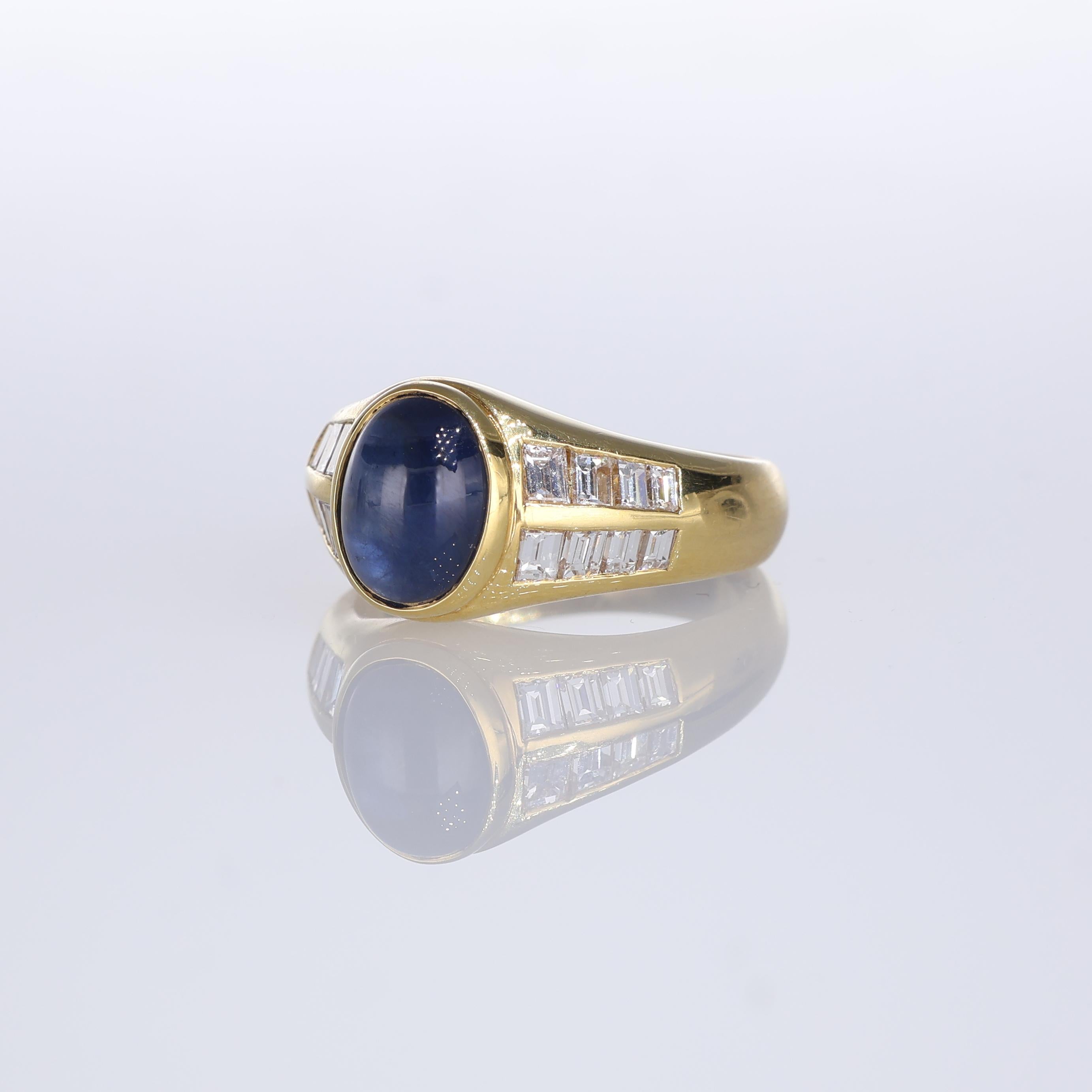 Anello in oro giallo 18K con zaffiro cabochon e baguette di diamanti In condizioni Nuovo in vendita a Bergamo, BG