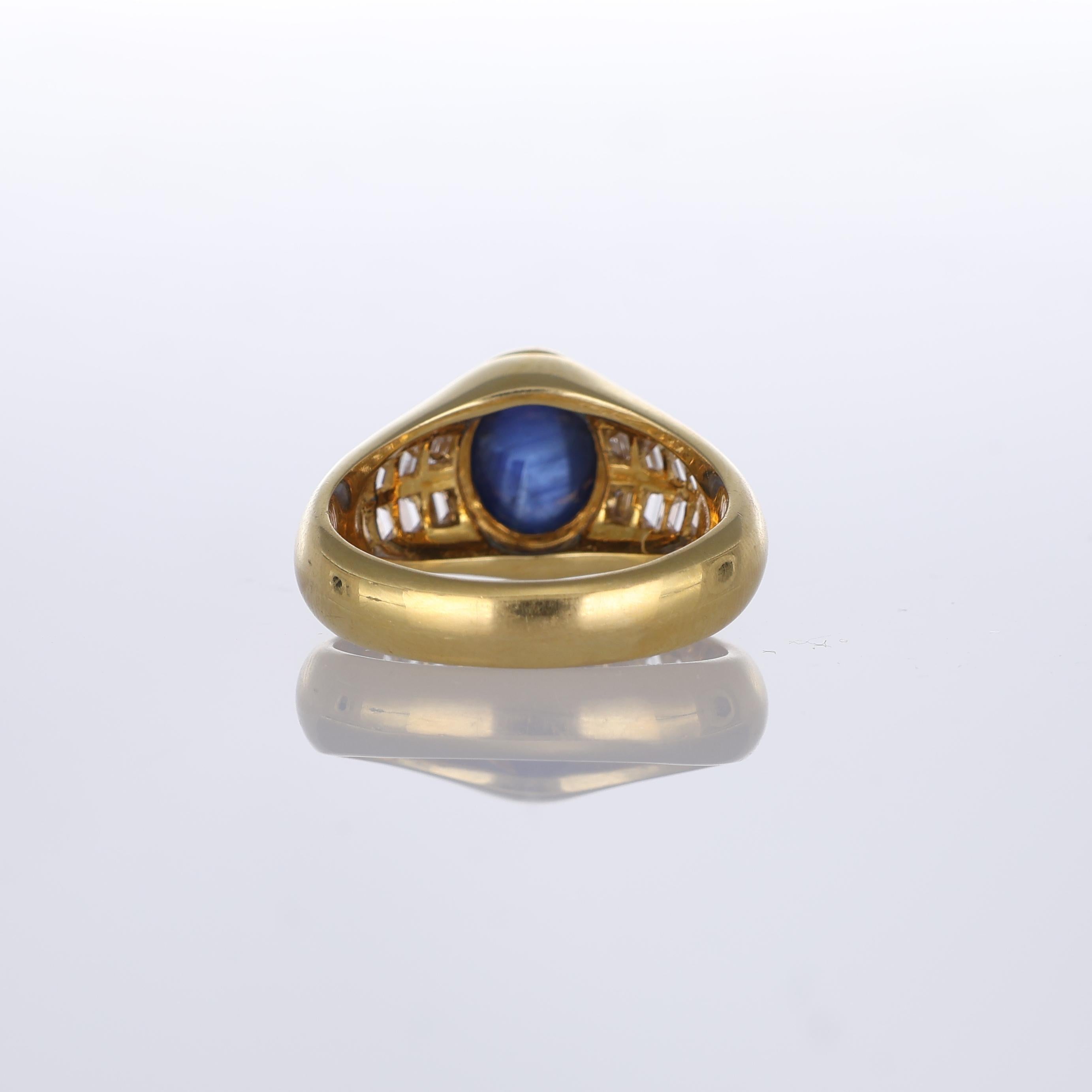 da uomo o donna Anello in oro giallo 18K con zaffiro cabochon e baguette di diamanti in vendita