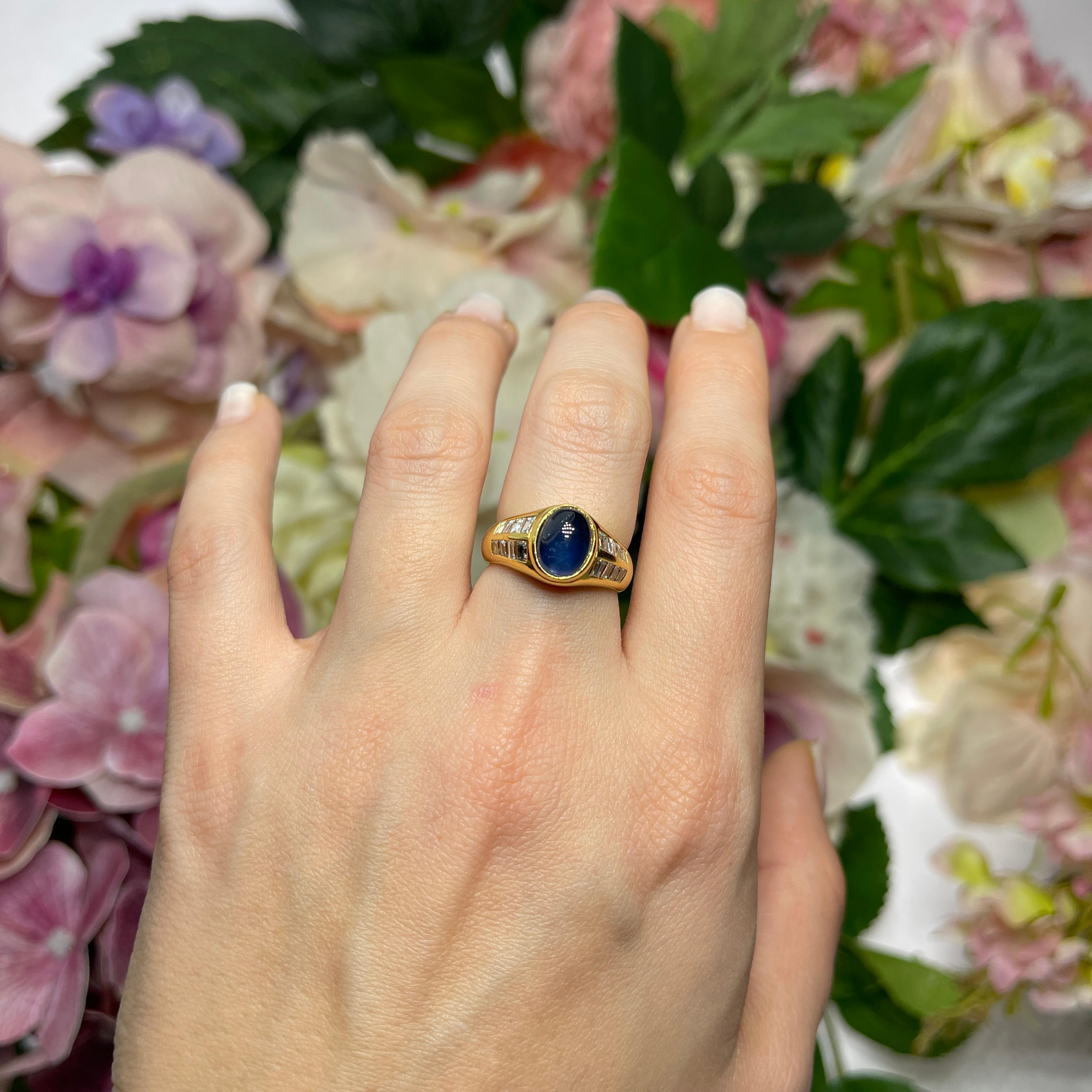 Anello in oro giallo 18K con zaffiro cabochon e baguette di diamanti in vendita 2