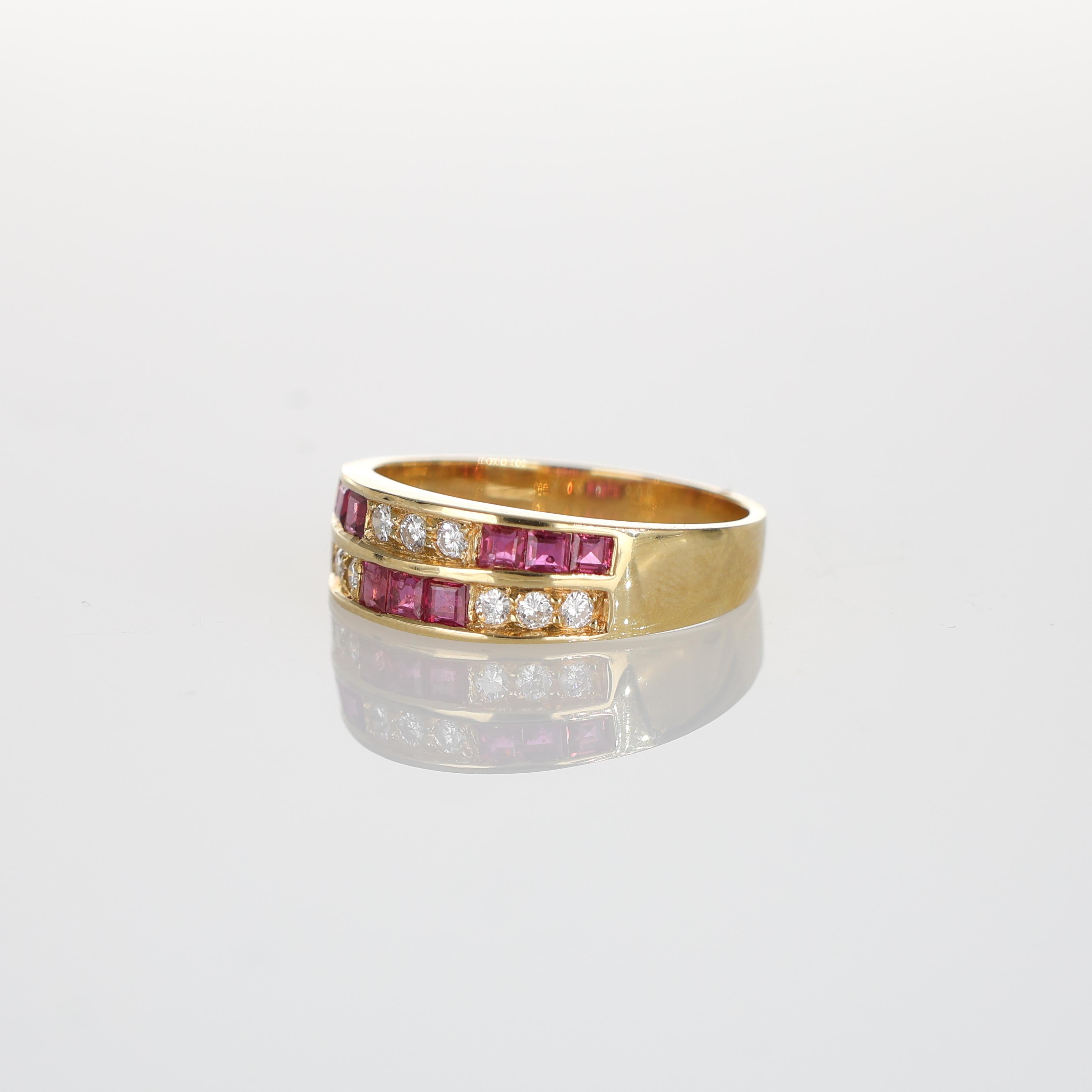 18k Yellow Gold Ring with Carre-Cut Rubies and Checkerboard-Set Diamonds In New Condition For Sale In Bergamo, BG