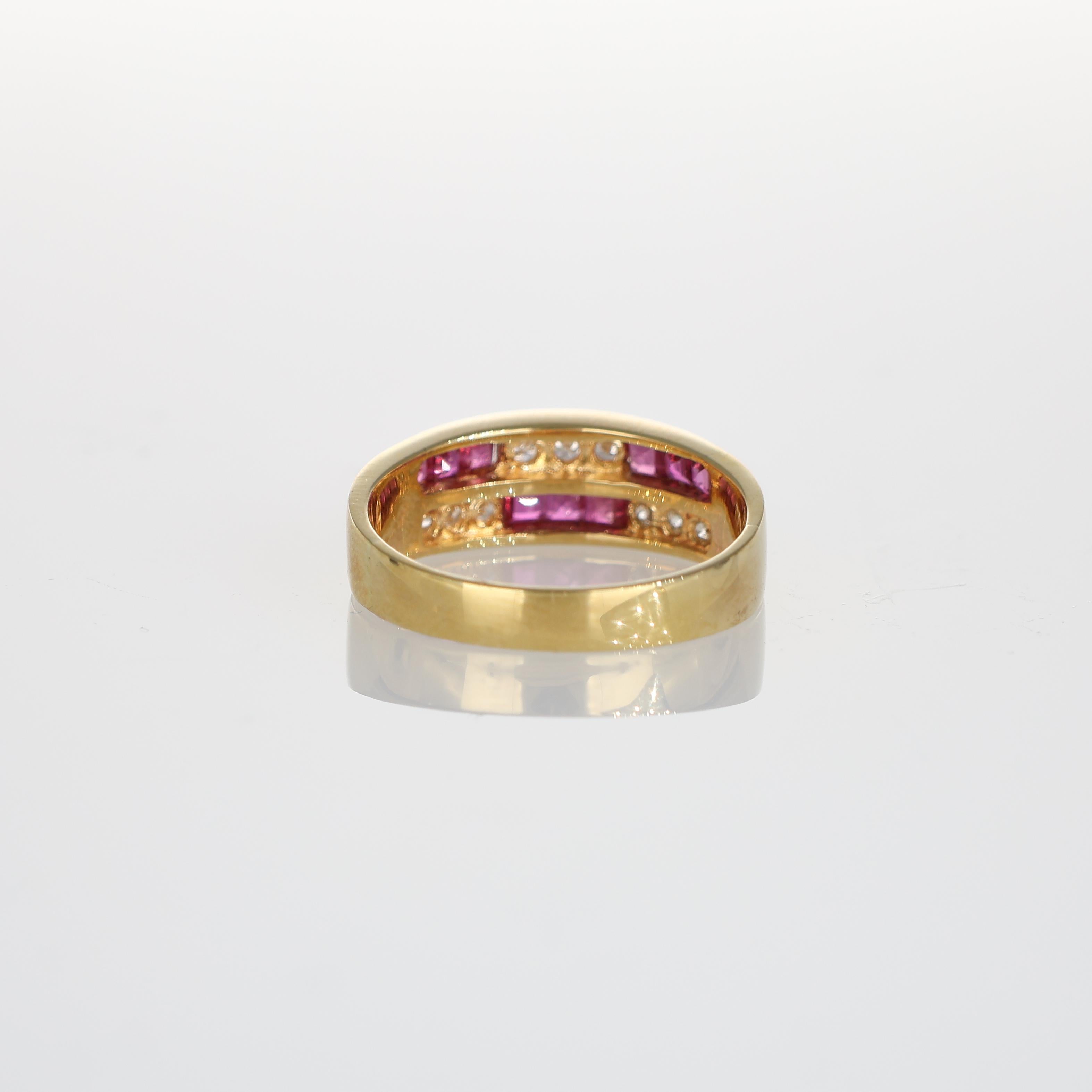Women's or Men's 18k Yellow Gold Ring with Carre-Cut Rubies and Checkerboard-Set Diamonds For Sale