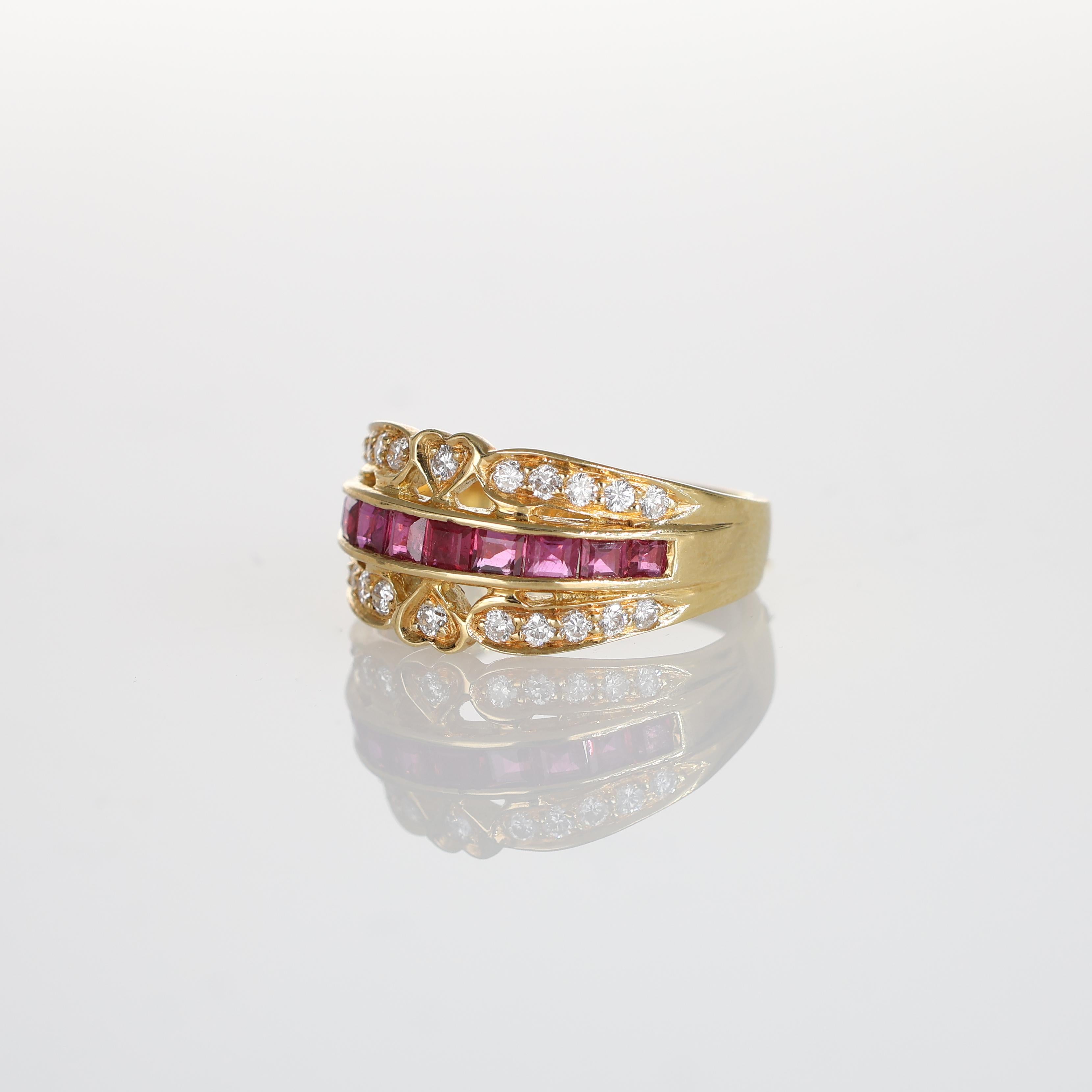 18k Yellow Gold Ring with Carré-Cut Rubies, Diamonds, and Heart Motif In New Condition For Sale In Bergamo, BG