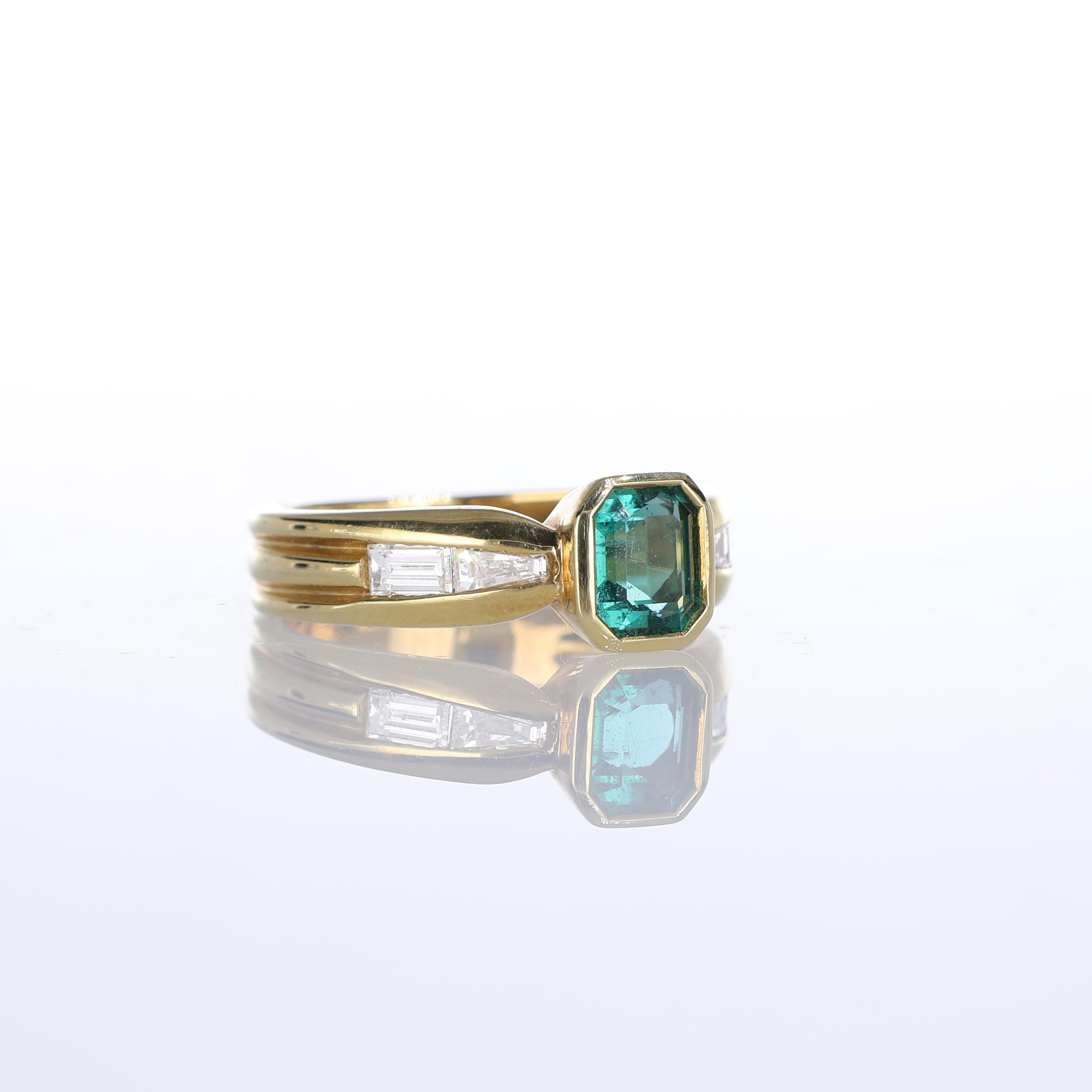 Brilliant Cut 18k Yellow Gold Ring with Central Emerald and Diamond Rows For Sale