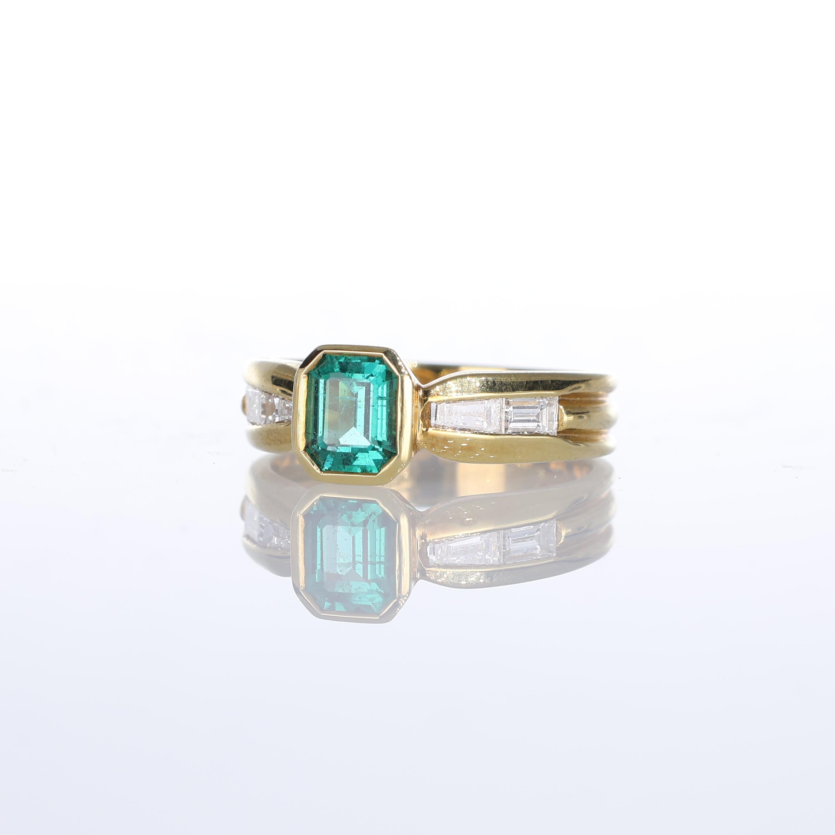 18k Yellow Gold Ring with Central Emerald and Diamond Rows In New Condition For Sale In Bergamo, BG