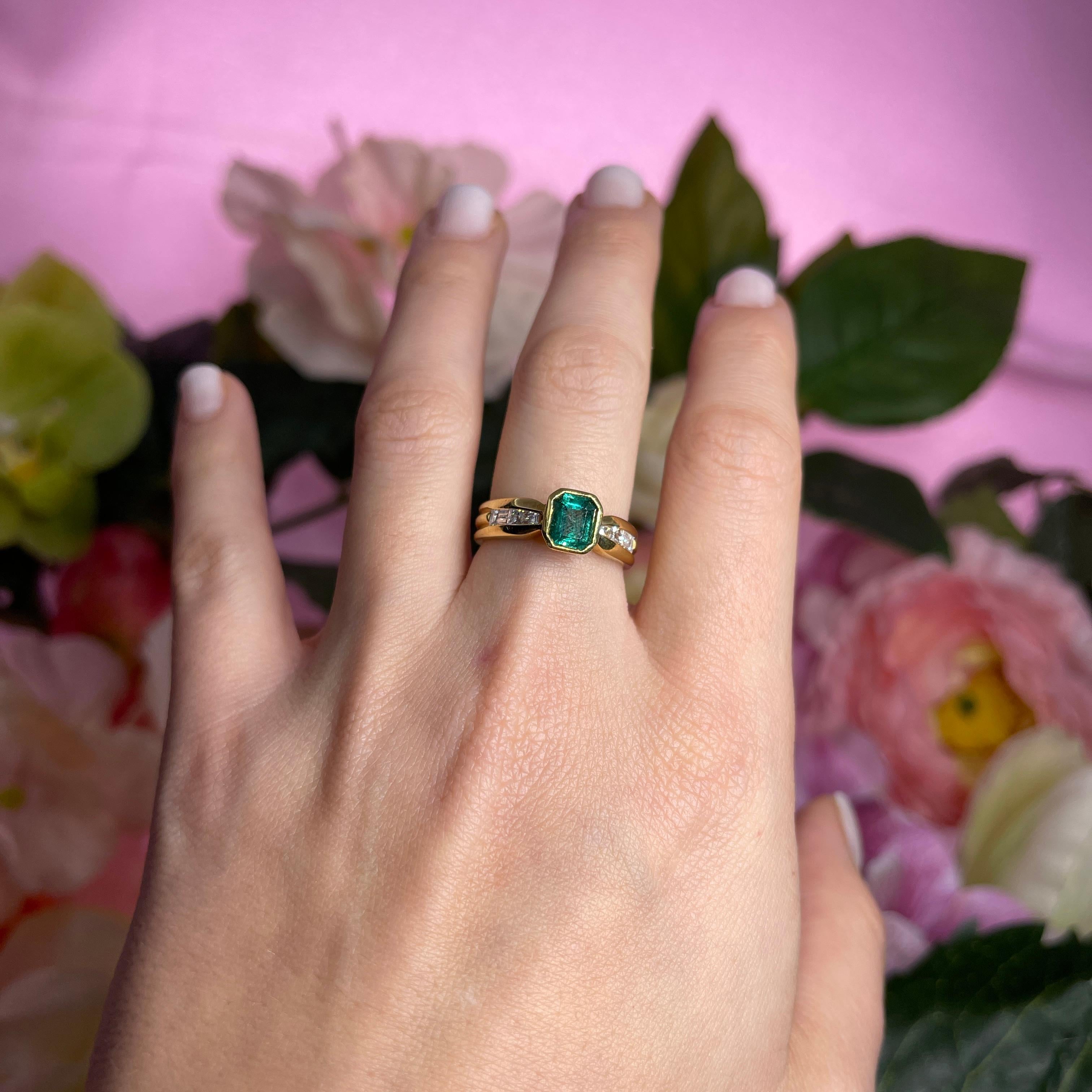 18k Yellow Gold Ring with Central Emerald and Diamond Rows For Sale 1