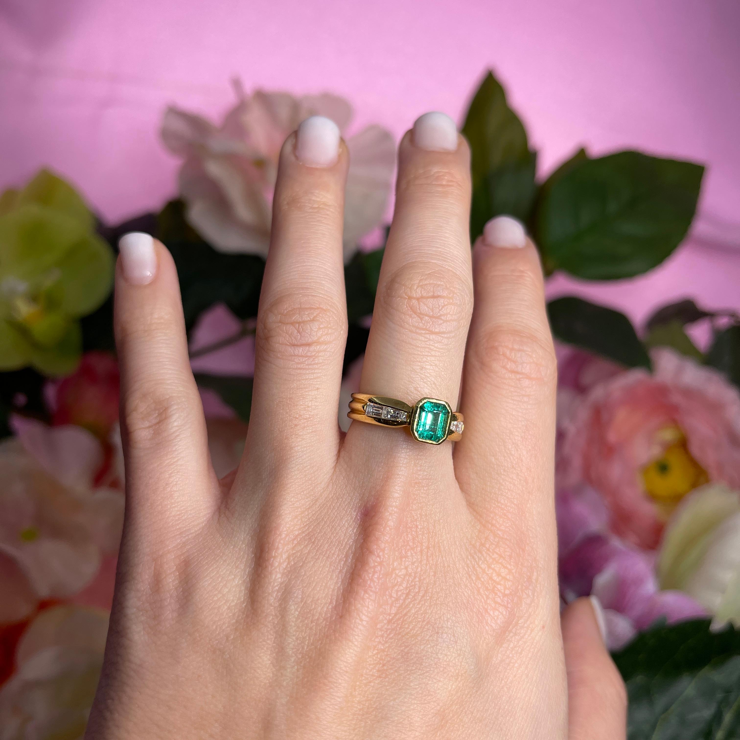 18k Yellow Gold Ring with Central Emerald and Diamond Rows For Sale 3