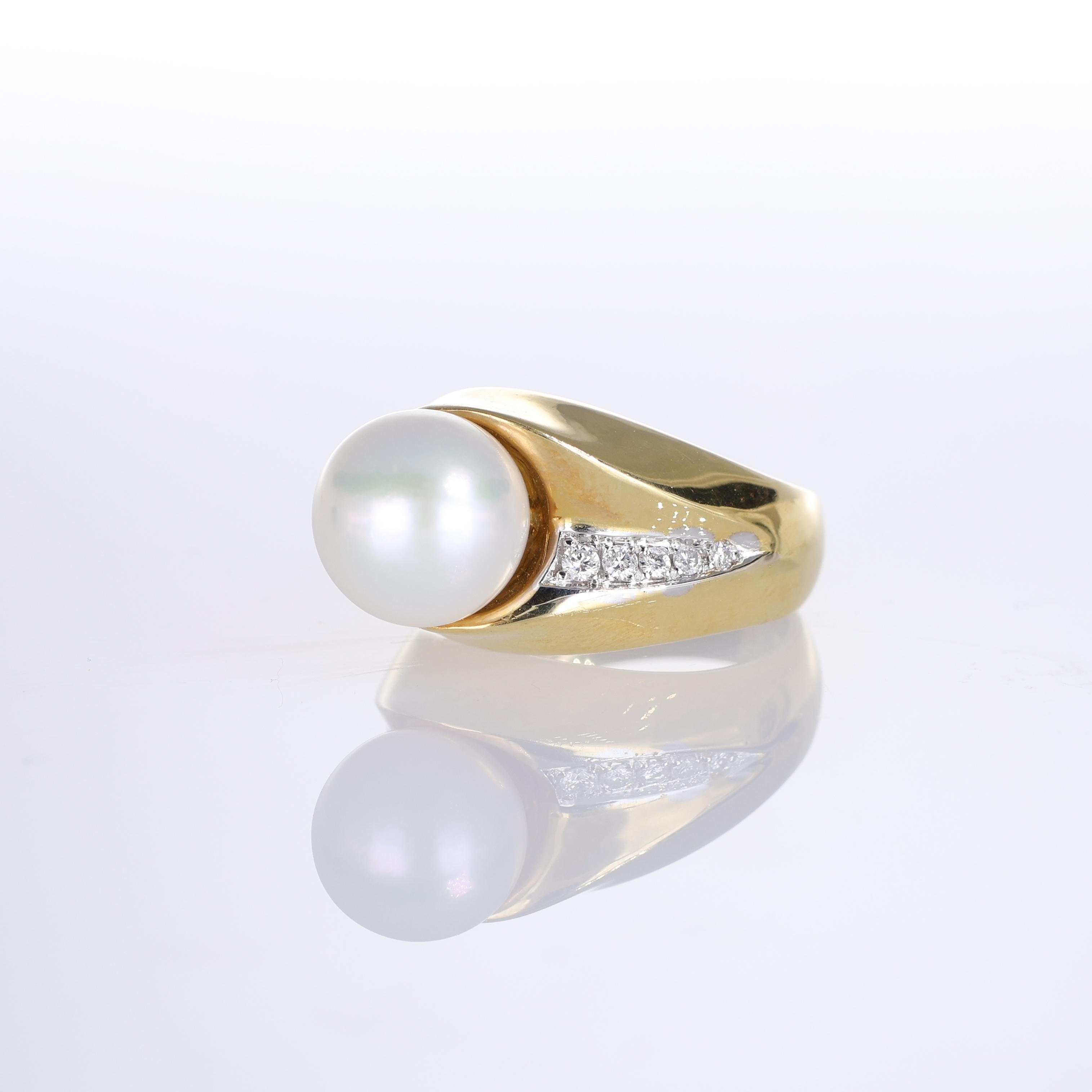 18k Yellow Gold Ring with Central Pearl and Diamond Accents In New Condition For Sale In Bergamo, BG
