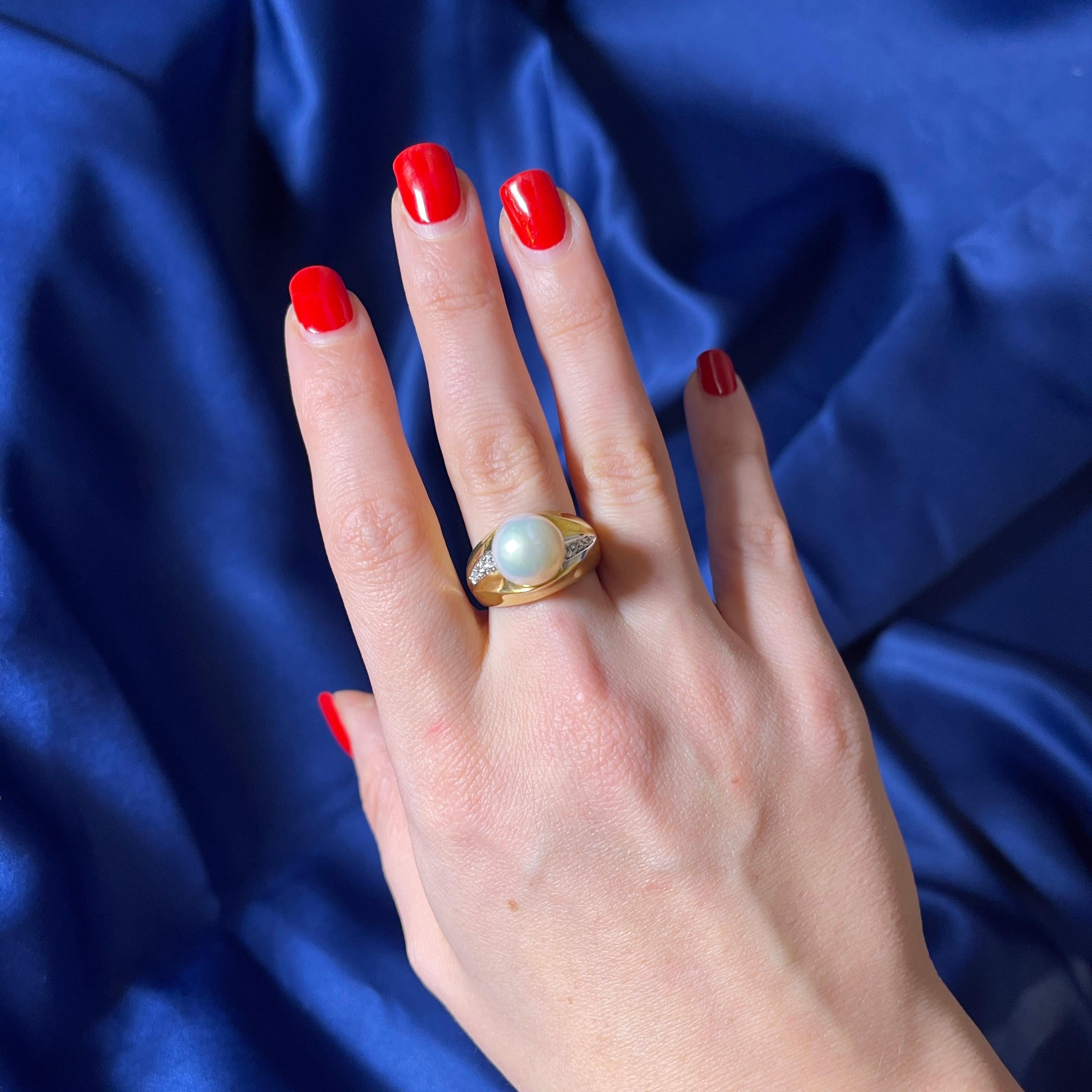 18k Yellow Gold Ring with Central Pearl and Diamond Accents For Sale 2
