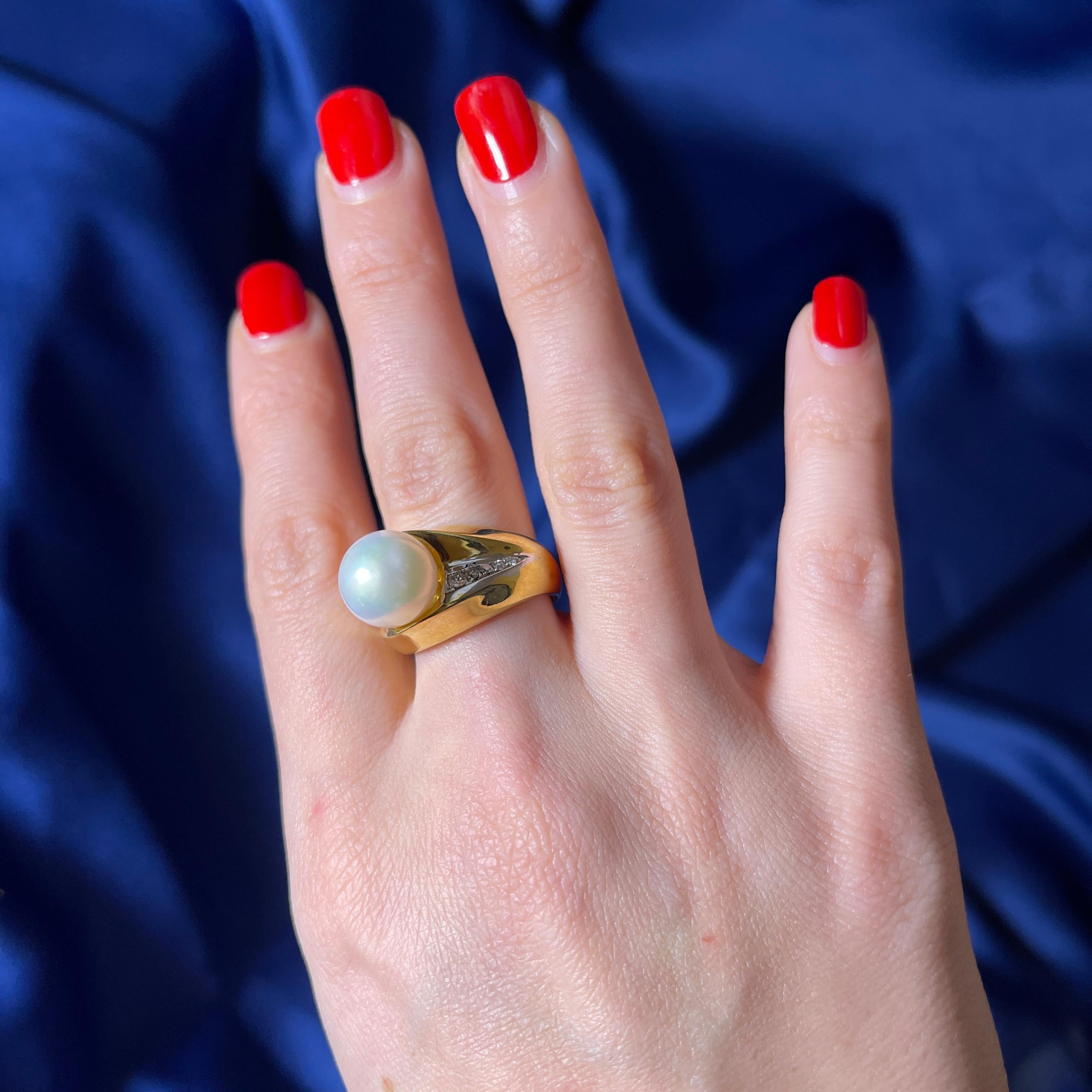18k Yellow Gold Ring with Central Pearl and Diamond Accents For Sale 4