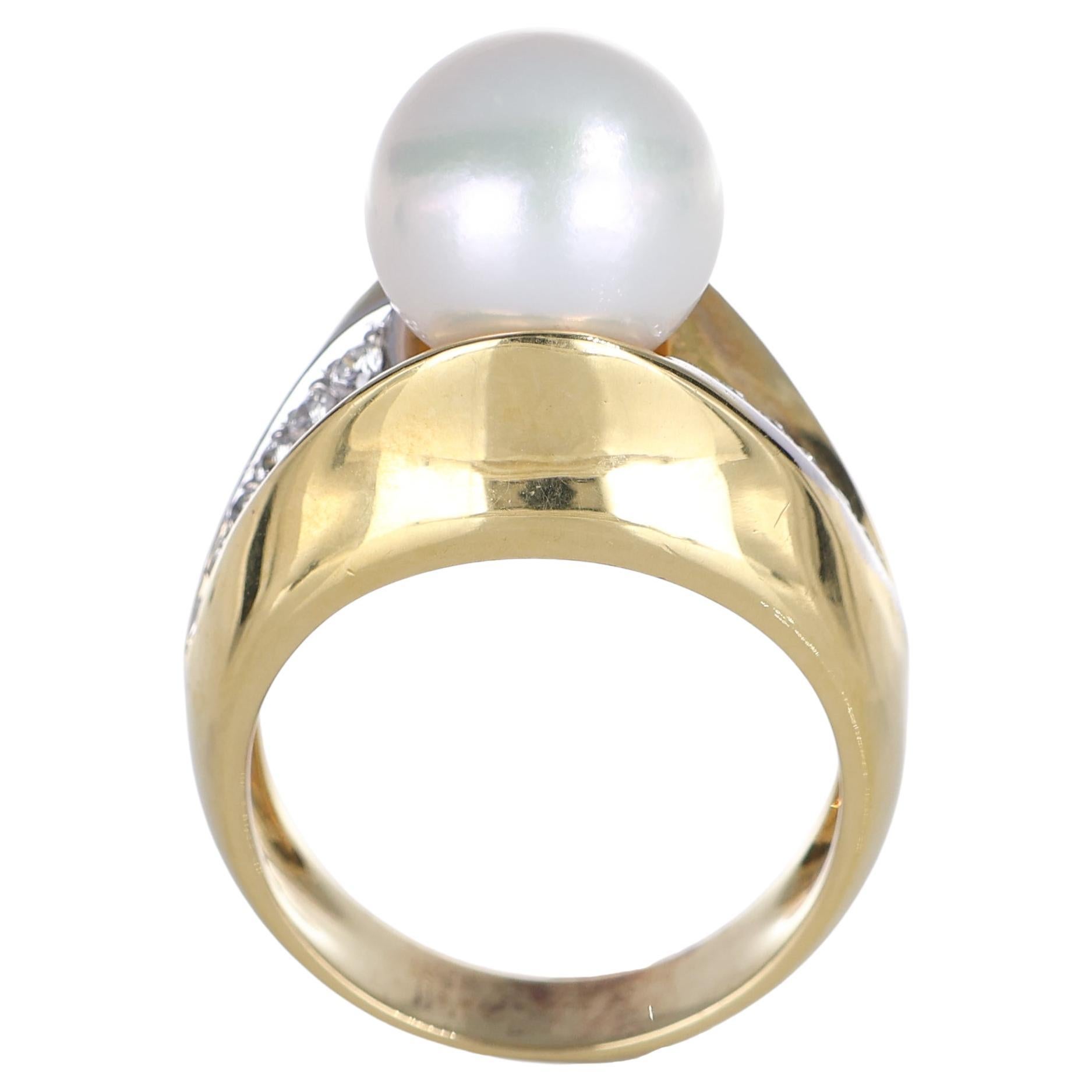 18k Yellow Gold Ring with Central Pearl and Diamond Accents