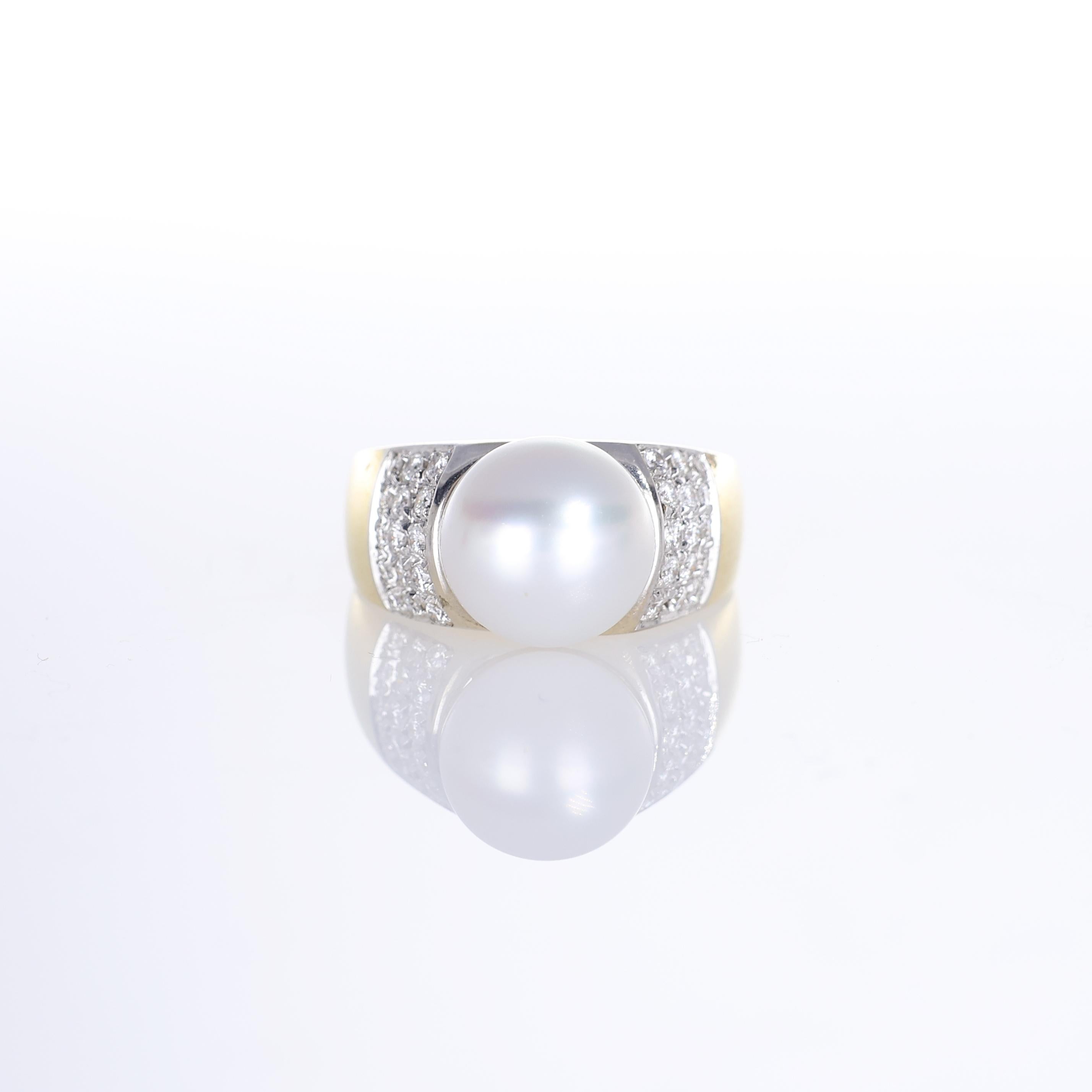 Brilliant Cut 18K Yellow Gold Ring with Central Pearl and Diamond Pavé Accents For Sale